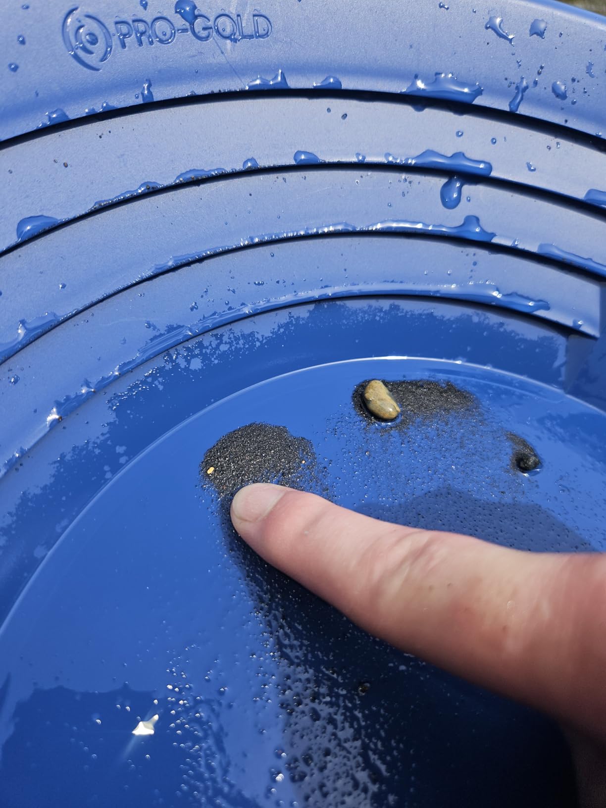 Minelab PRO-Gold Panning Kit - 2 Gold Pans, 1 Classifier, 1 Convertible Carry Bag & More customer photo 2