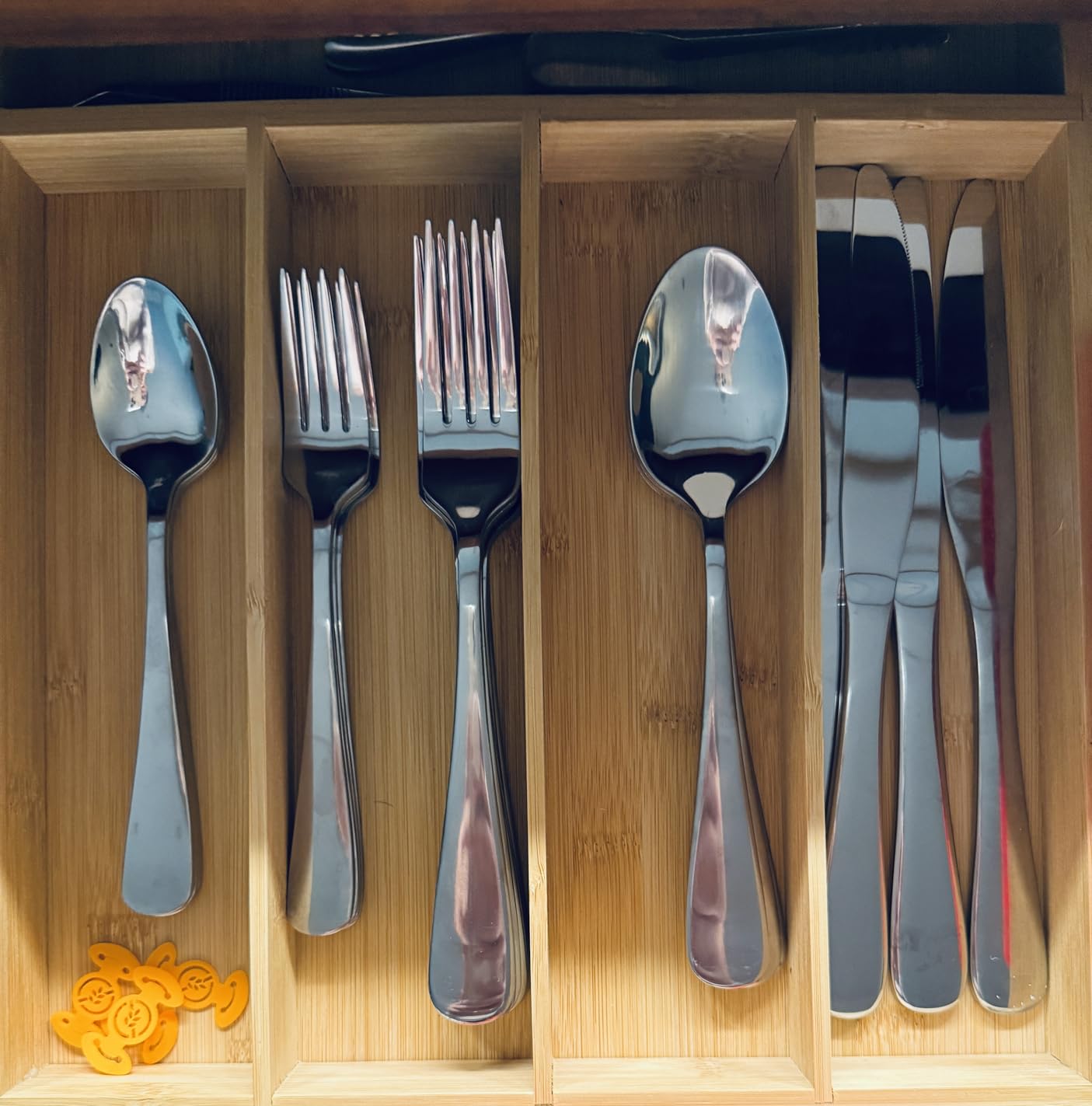 Amazon Basics 20-Piece Stainless Steel Flatware Set with Square Edge, Dishwasher Safe, Simple Design, Service for 4, Silver customer photo 1