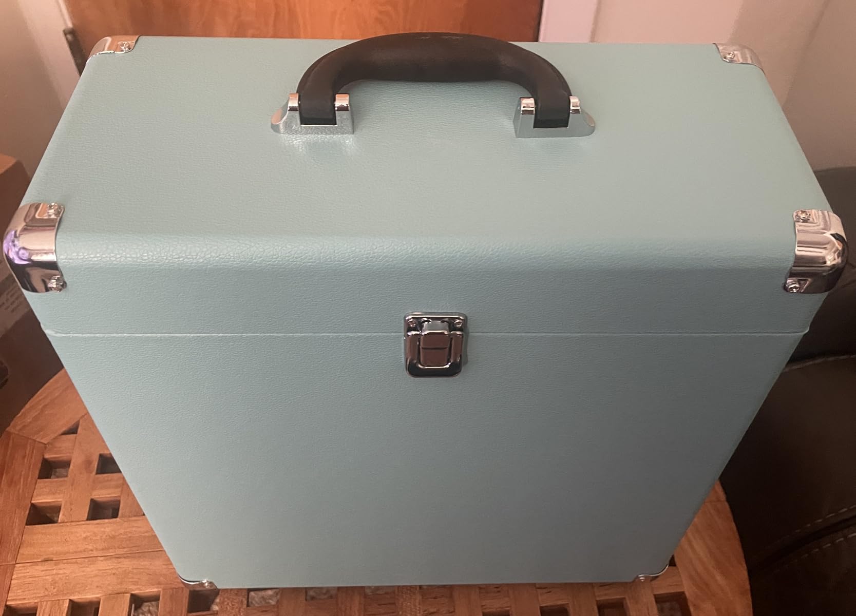 Victrola Collector Record Storage Case - Holds 30+ Vinyl Turntable Records, Heavy-Duty Hardware, Hinges, & Smart Metal Corners, Portable with Easy-Carry Handle (Black) customer photo 1