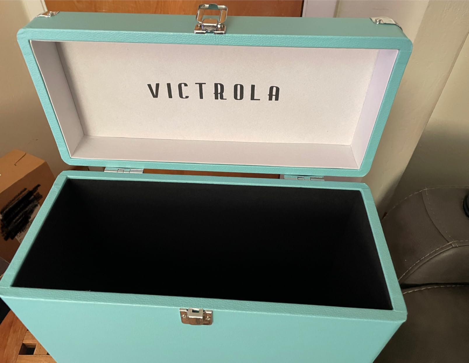 Victrola Collector Record Storage Case - Holds 30+ Vinyl Turntable Records, Heavy-Duty Hardware, Hinges, & Smart Metal Corners, Portable with Easy-Carry Handle (Black) customer photo 2