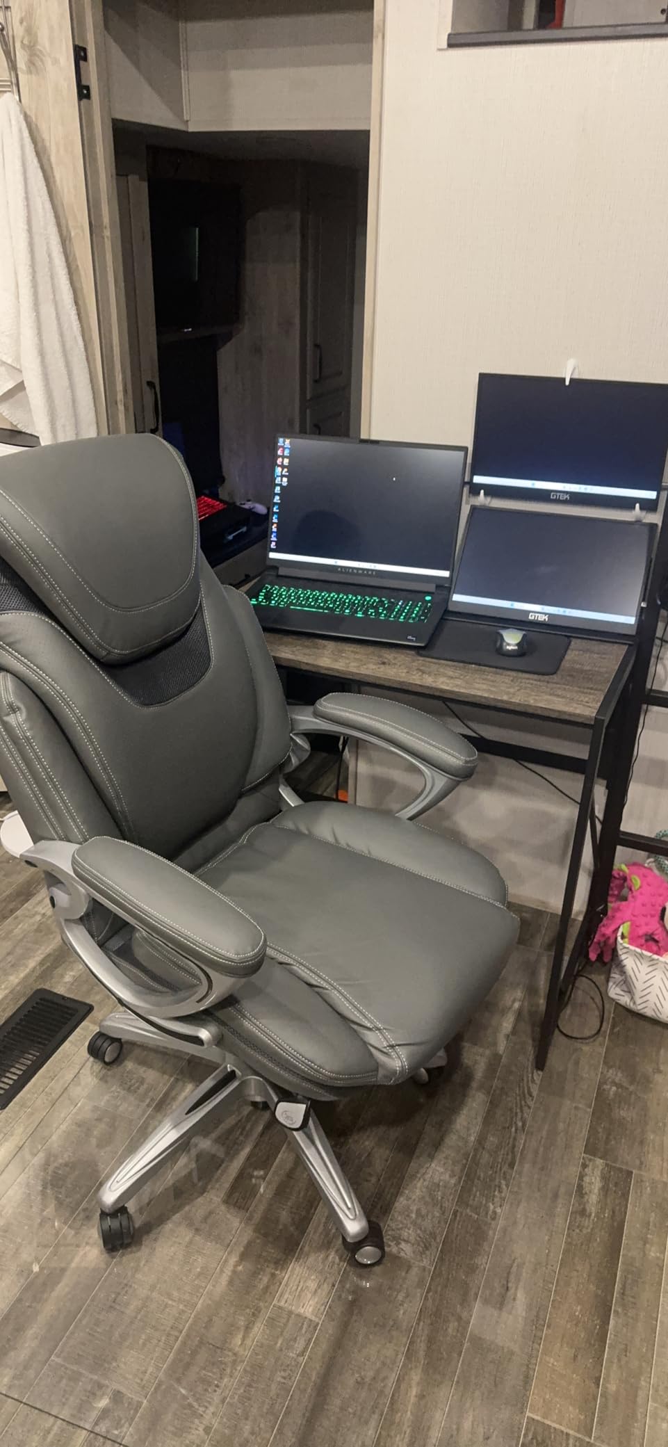 Serta Bryce Executive Office Chair - Ergonomic Computer Desk Chair with Lumbar Technology, Adjustable Height, Memory Foam Body Pillows, 360 Degree Swivel Rolling Base, Bonded Leather, Black customer photo 2