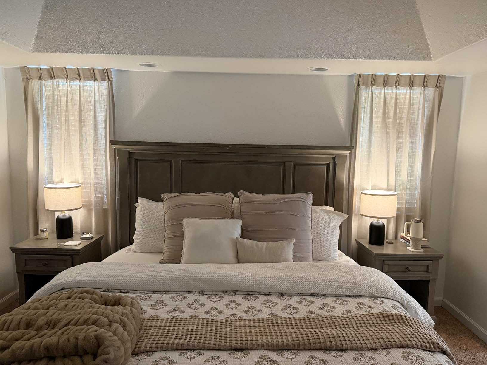 EASELAND King Size Down Alternative Comforter - Quilted Duvet Insert for All Seasons, Soft Lightweight with Corner Tabs, Summer Winter Warm Bedding, White 90x102 Inches customer photo 2