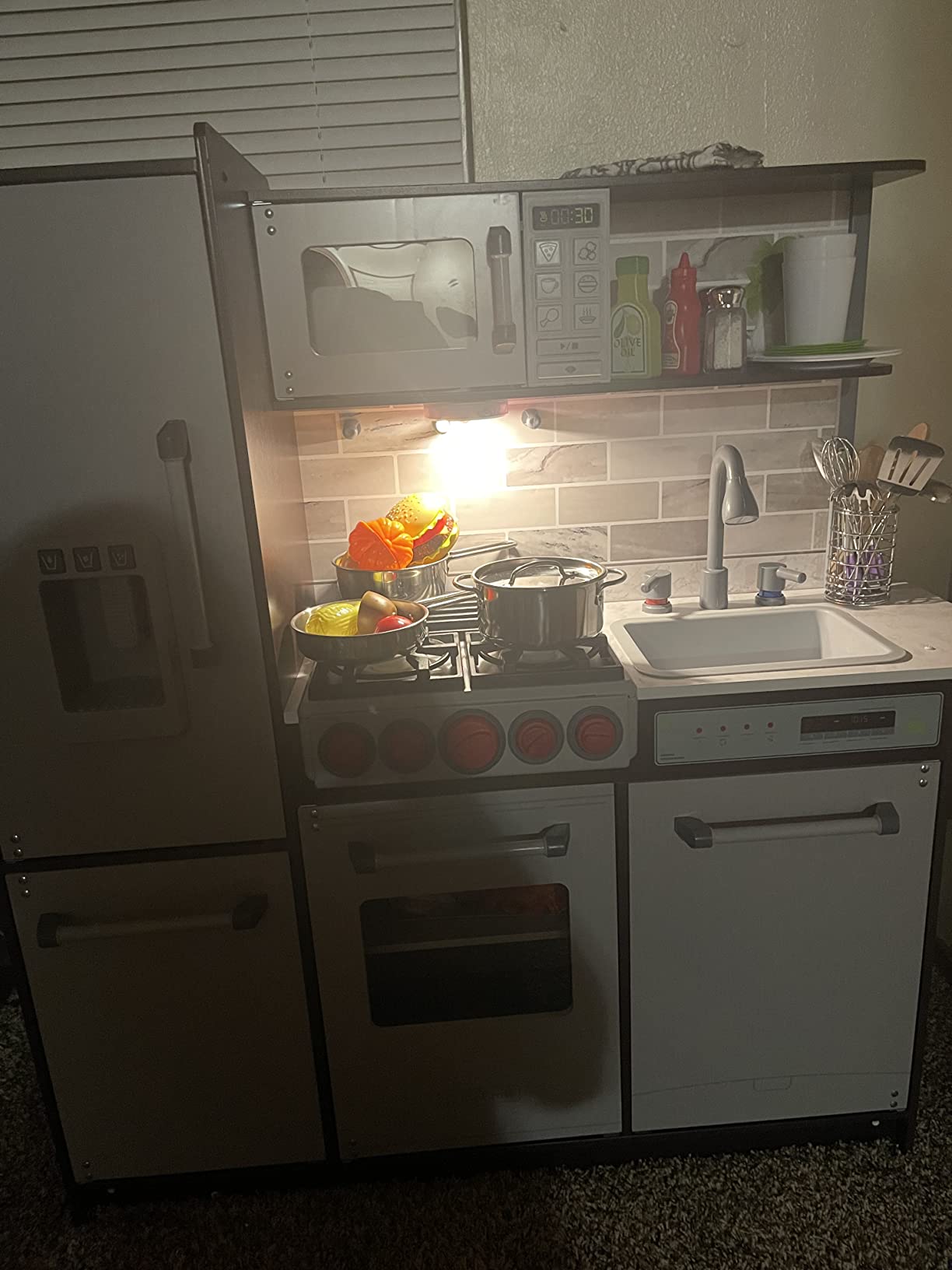KidKraft Uptown Elite Espresso Play Kitchen with EZ Kraft Assembly, Lights and Sounds, Working Ice Maker and Click and Turn Knobs, Gift for Ages 3+ customer photo 2