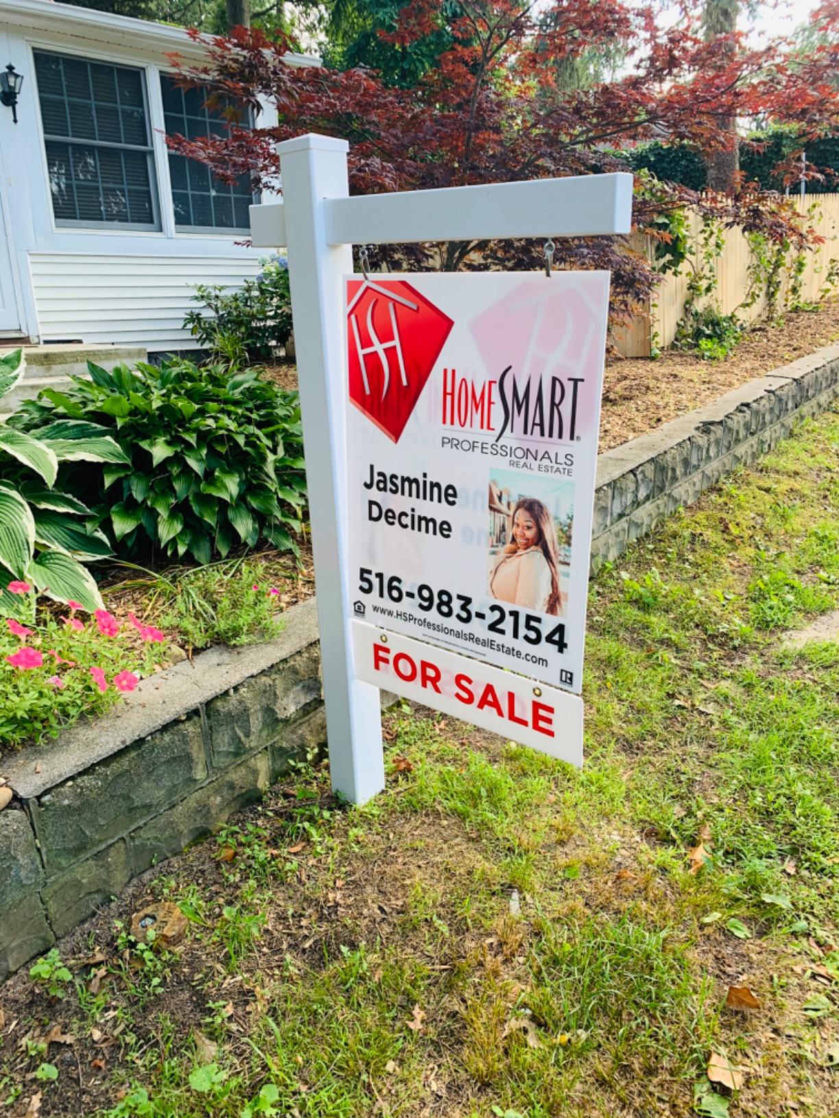 Professional White Vinyl Real Estate Sign Post customer photo 1