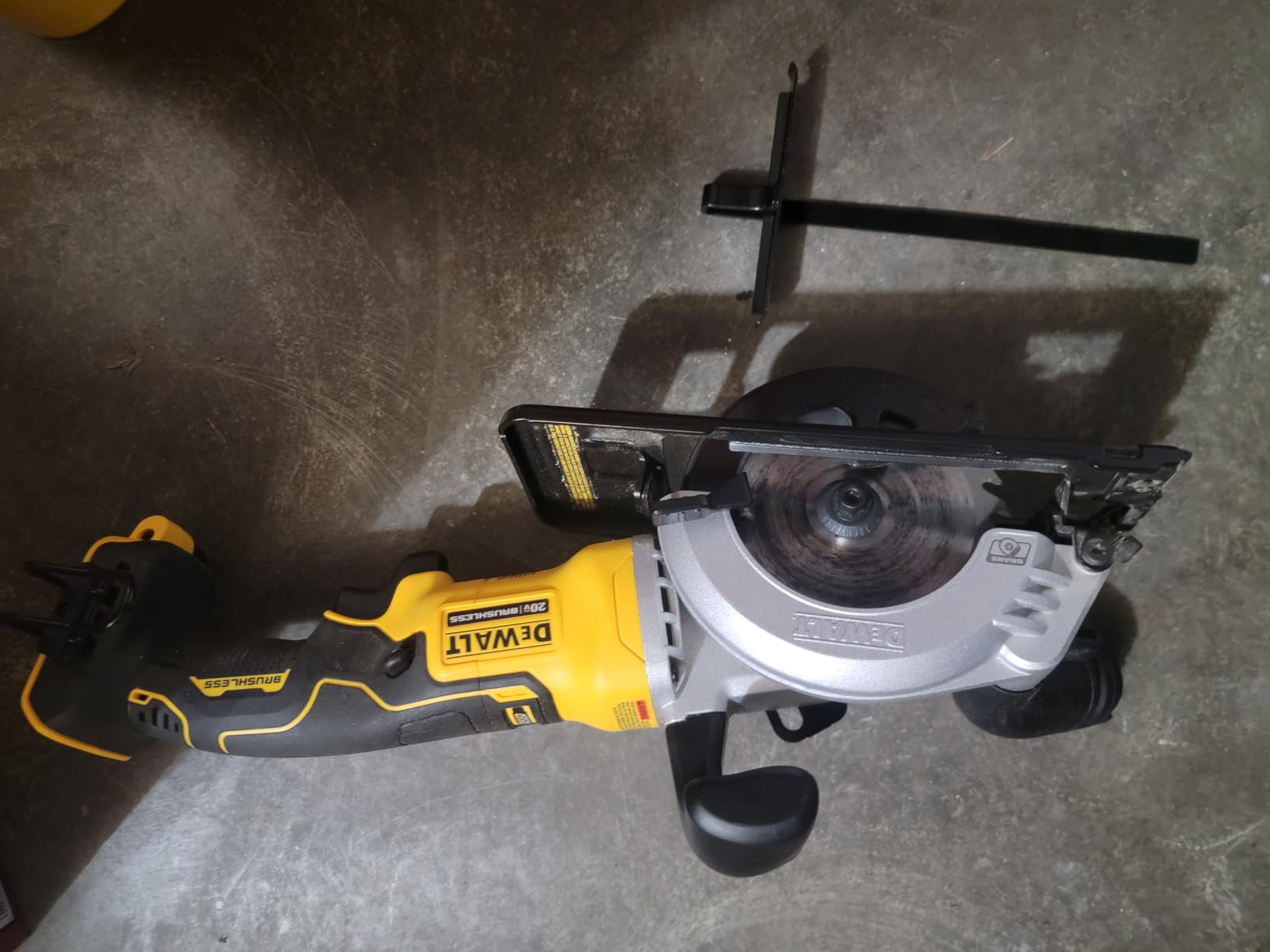 DEWALT ATOMIC 20V MAX Circular Saw, 4-1/2-Inch, Tool Only (DCS571B) customer photo 1
