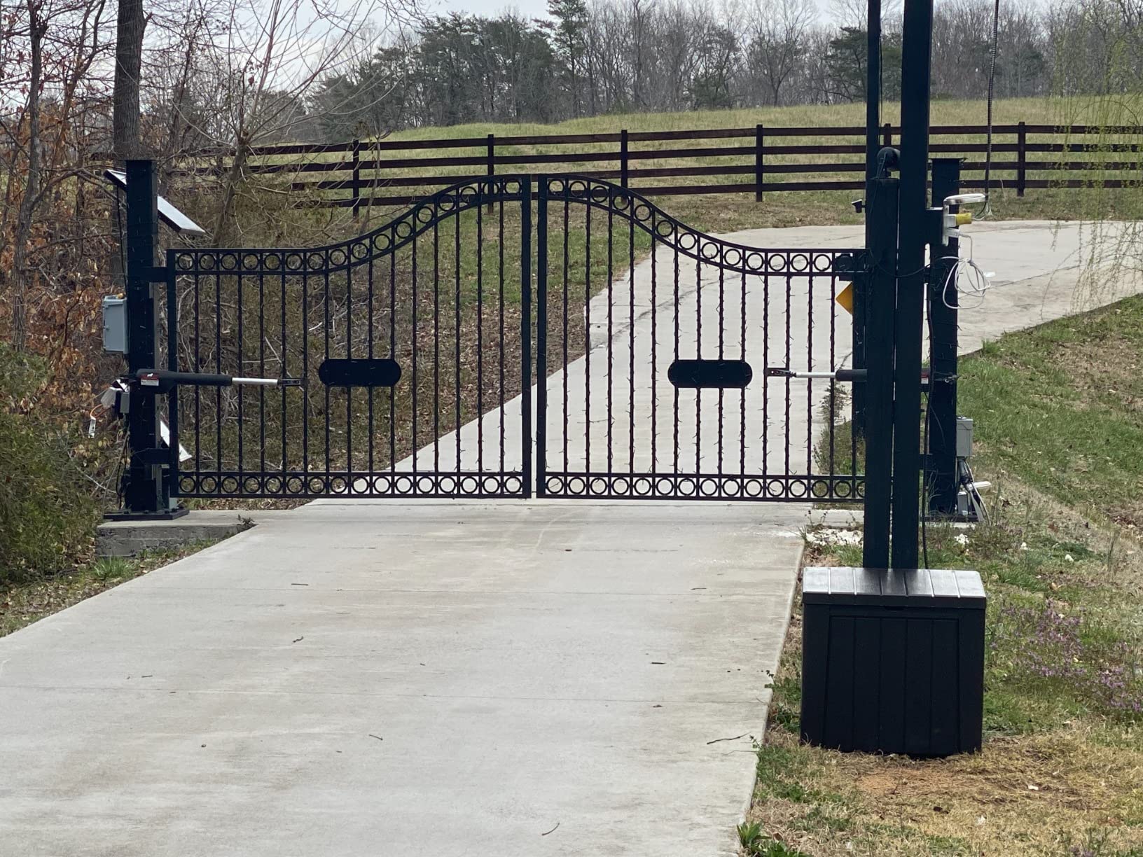 Mighty Mule MM572W HD Dual Arm Gate Openers 12 V Wireless AC/Battery Powered Automatic Gate Opener customer photo 1
