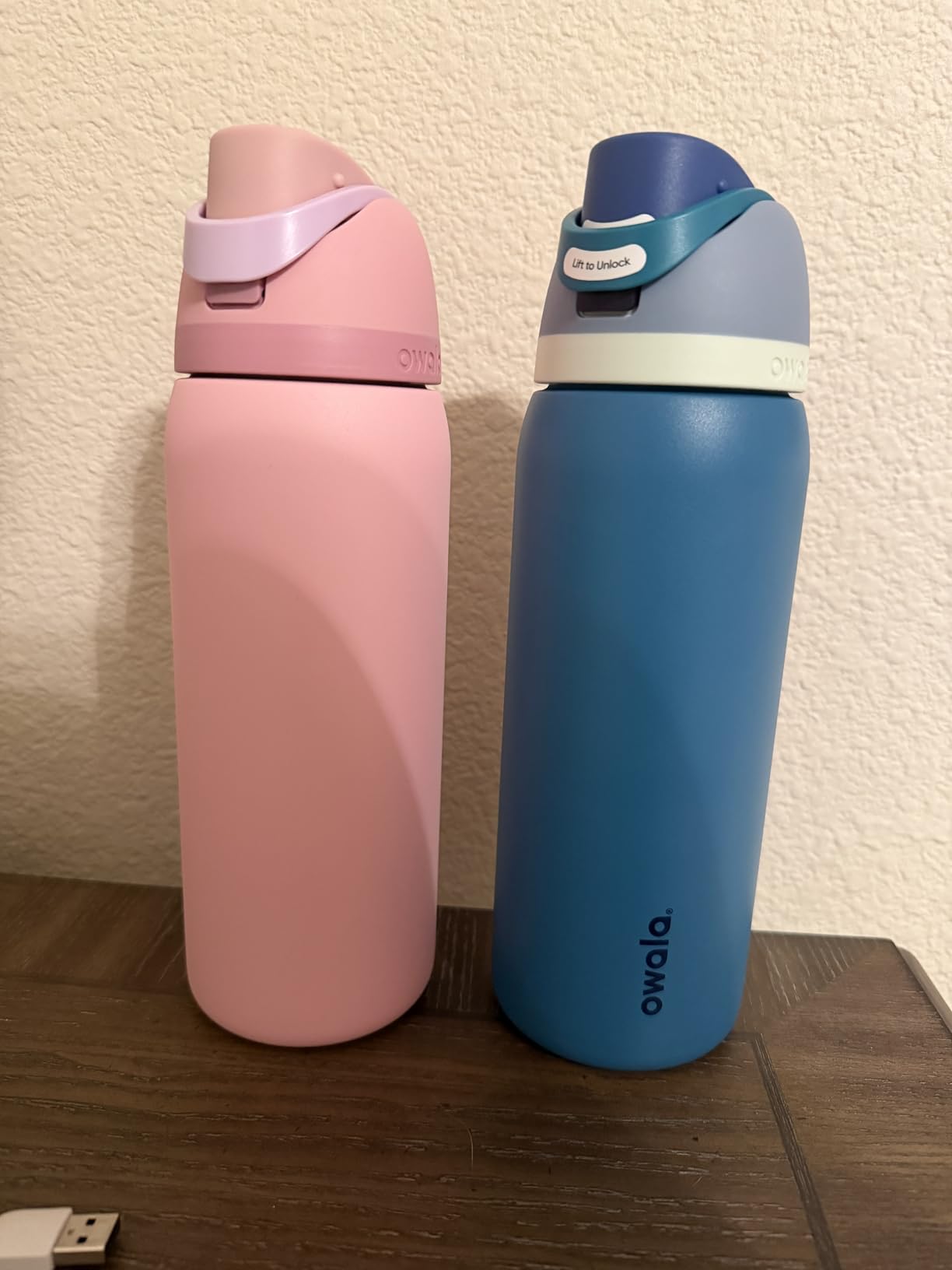 Owala FreeSip Insulated Stainless Steel Water Bottle with Straw, BPA-Free Sports Water Bottle, Great for Travel, 24 Oz, Very, Very Dark customer photo 2