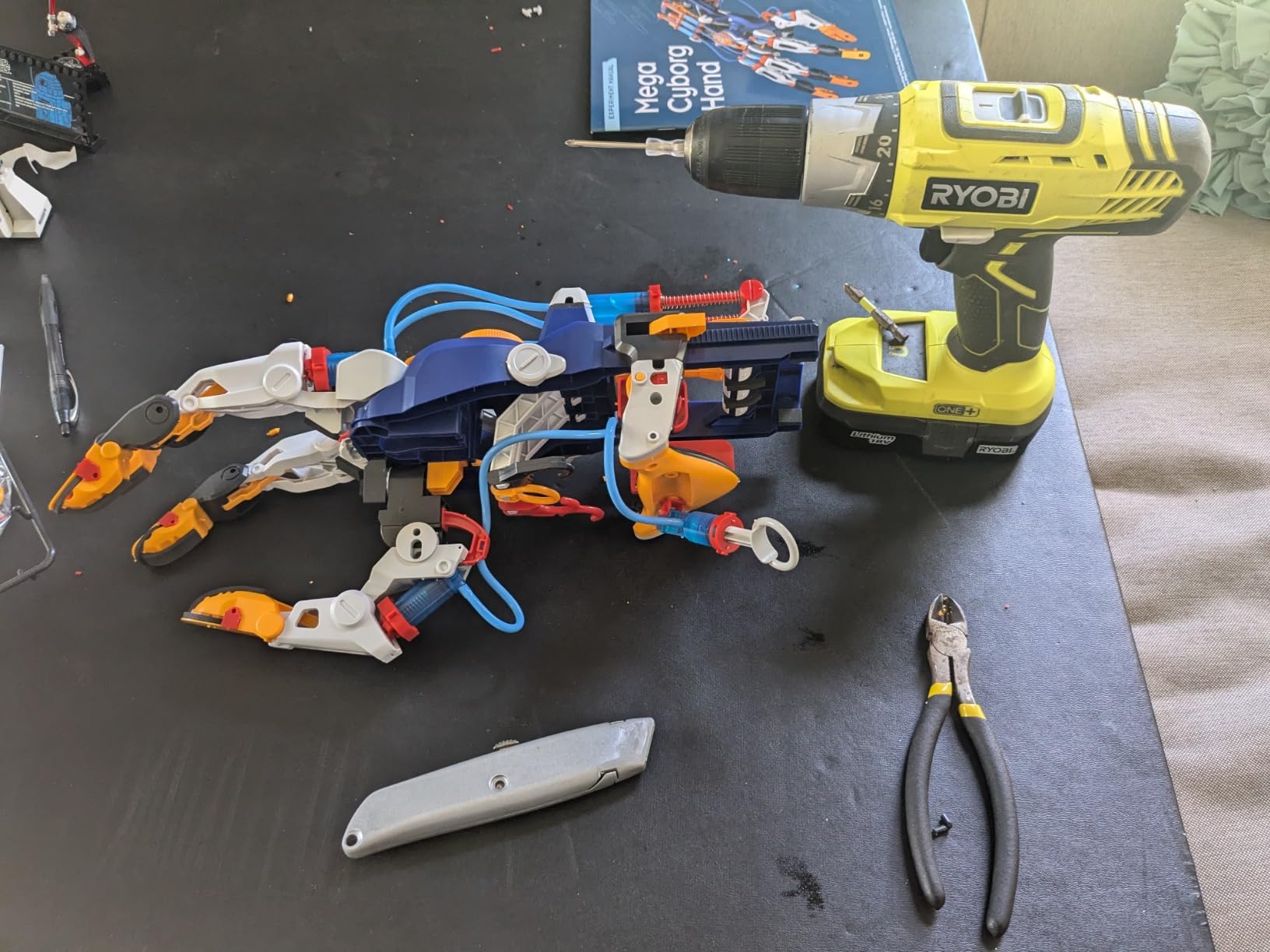 Thames & Kosmos Mega Cyborg Hand STEM Experiment Kit - Build Your Own GIANT Hydraulic Amazing Gripping Capabilities customer photo 2