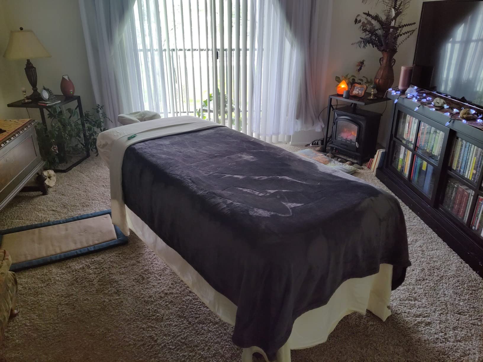 Professional Electric Lift Massage Table - Includes Headrest, Face Cradle and Bolster - Black customer photo 2