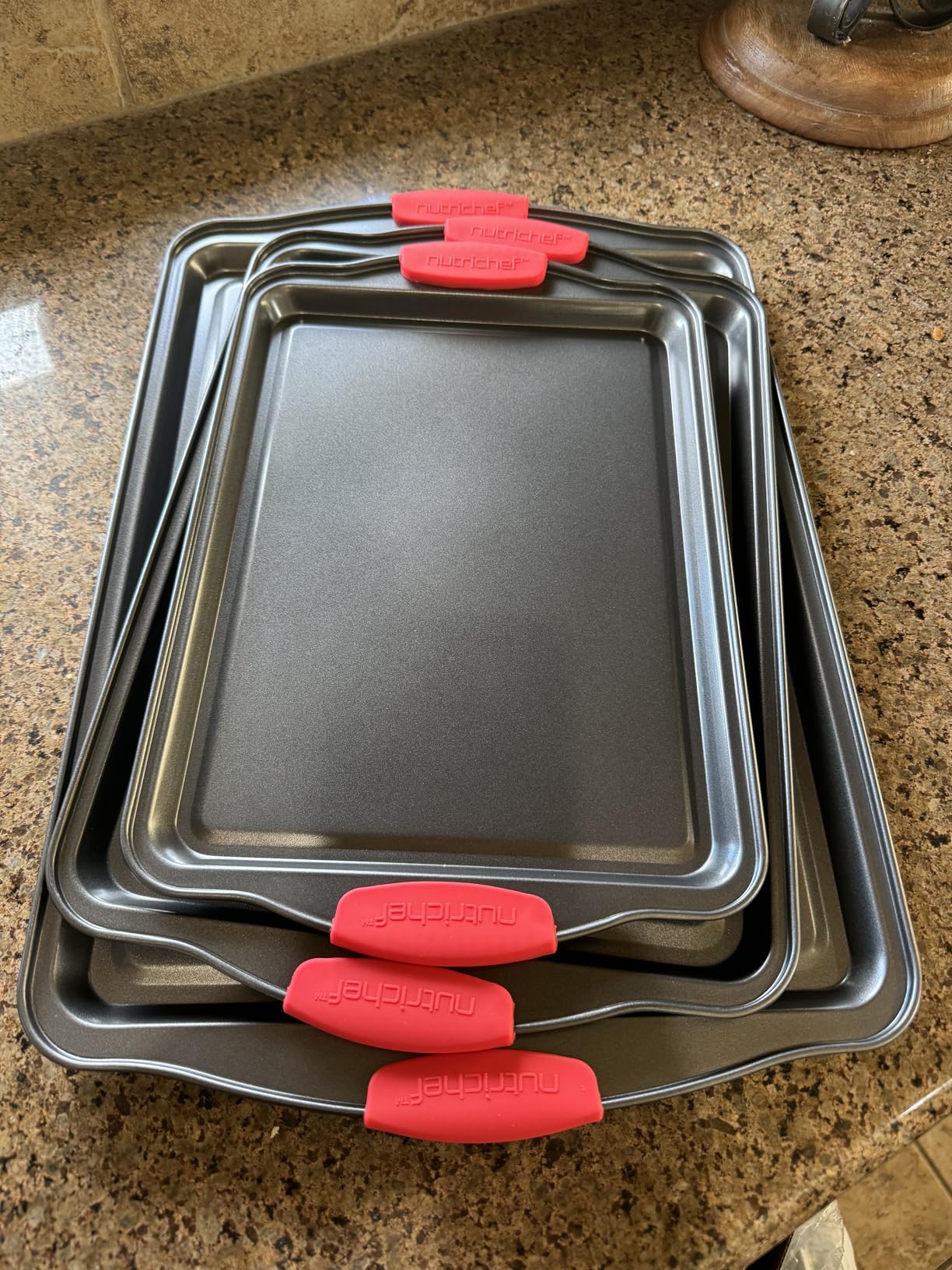 NutriChef 3-Piece Nonstick Kitchen Oven Baking Pans - Premium & Stylish Non-Stick Steel, Commercial Grade Restaurant Quality Metal Bakeware with Red Silicone Handles - Easy to Clean, NCSBS3S customer photo 1
