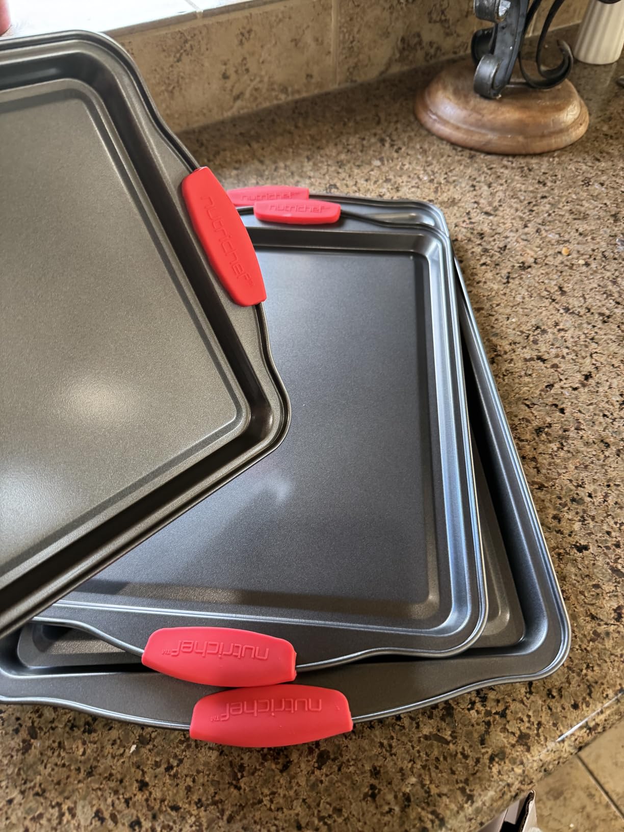 NutriChef 3-Piece Nonstick Kitchen Oven Baking Pans - Premium & Stylish Non-Stick Steel, Commercial Grade Restaurant Quality Metal Bakeware with Red Silicone Handles - Easy to Clean, NCSBS3S customer photo 2
