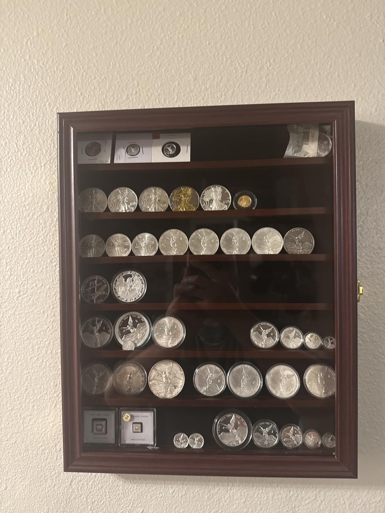 Jinchuan Military Challenge Coin Display Case Lockable Cabinet Rack Holder Shadow Box with Removable 2 Grooves Shelves and Anti Dust Door for Casino Poker Chips Collectibles, Small - Black customer photo 2