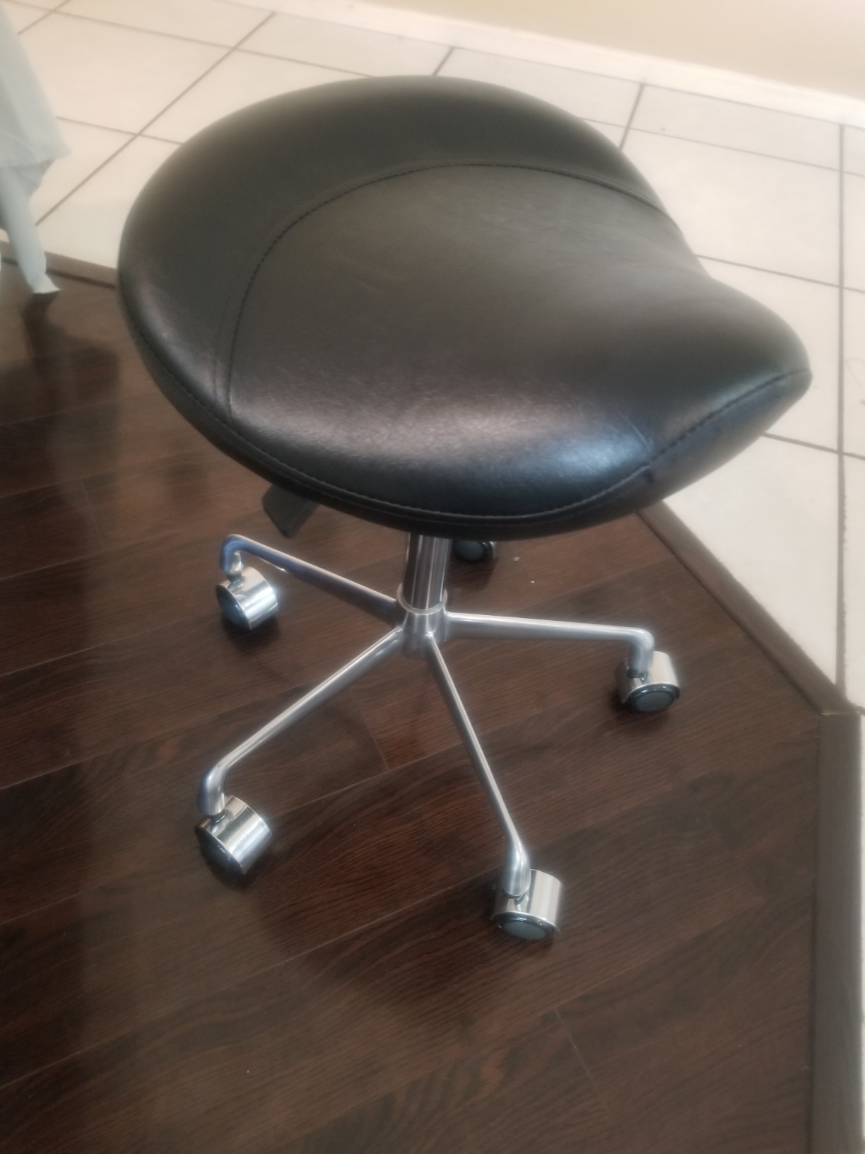 Kaleurrier Ergonomic Rolling Swivel Saddle Stool with Wheels - Hydraulic Lifting Height Adjustable Saddle Chairs for Clinic Hair Salon Lab Office Drafting Chairs (Black, with Back) customer photo 1