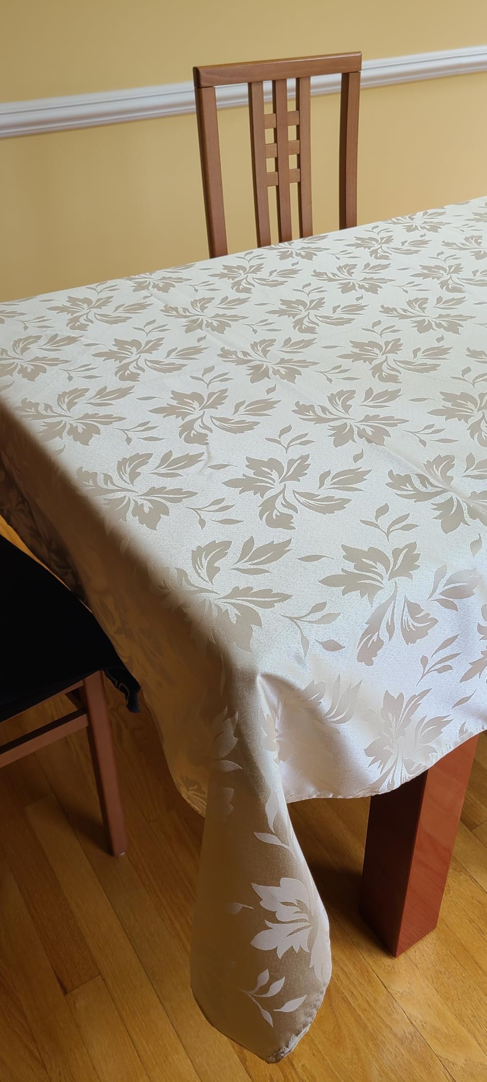 Romanstile Jacquard Rectangle Tablecloth - Waterproof Damask Floral Pattern Decorative Table Cloths Heavy Weight Fabric Table Covers for Dinner/Parties/Outdoor - 60 x 120 Inch, White customer photo 1