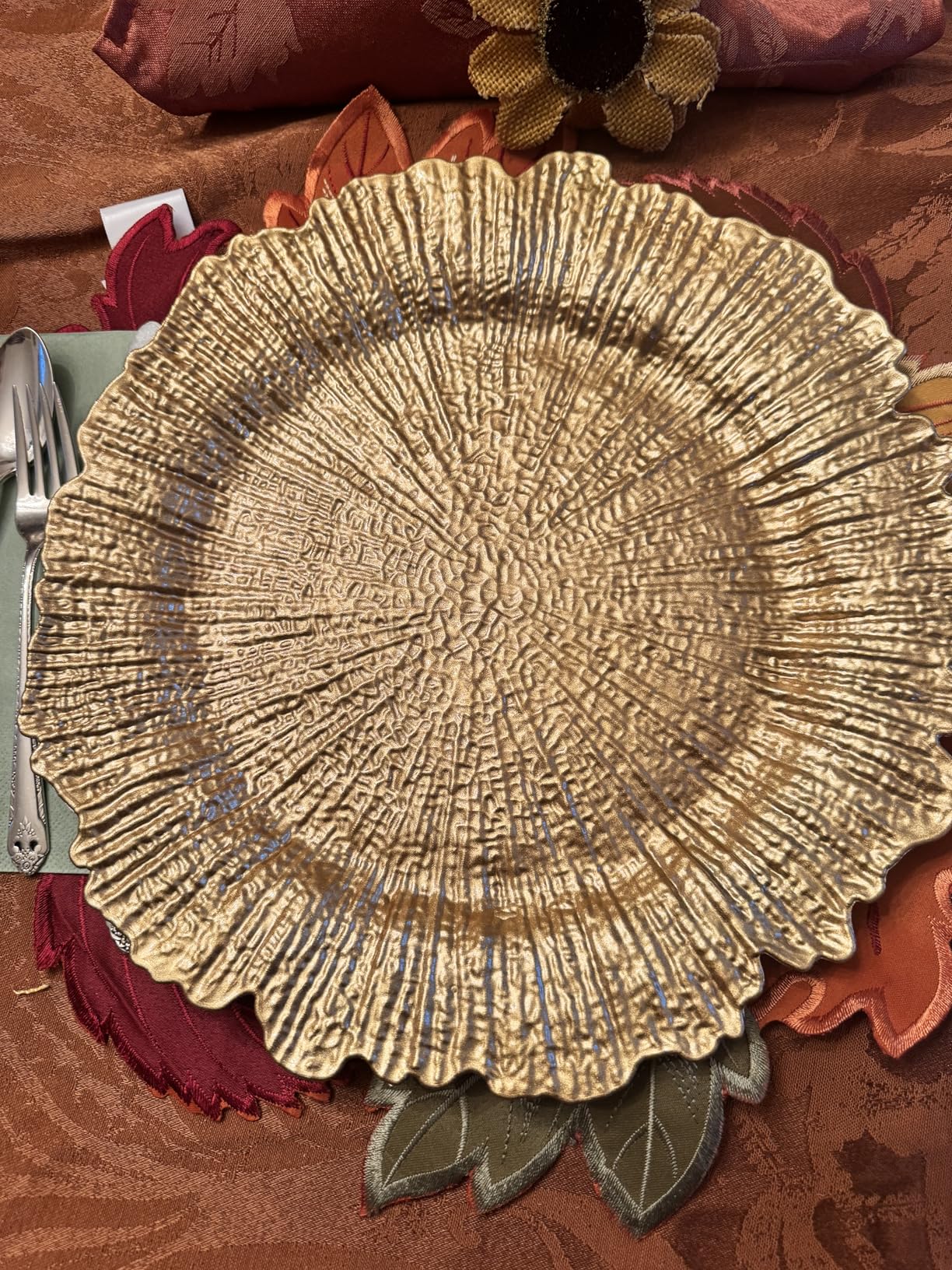 MAONAME Gold Charger Plates Set of 12, Reef Plate Chargers for Dinner Plate, Round Plastic Table Chargers for Thanksgiving, Christmas customer photo 2