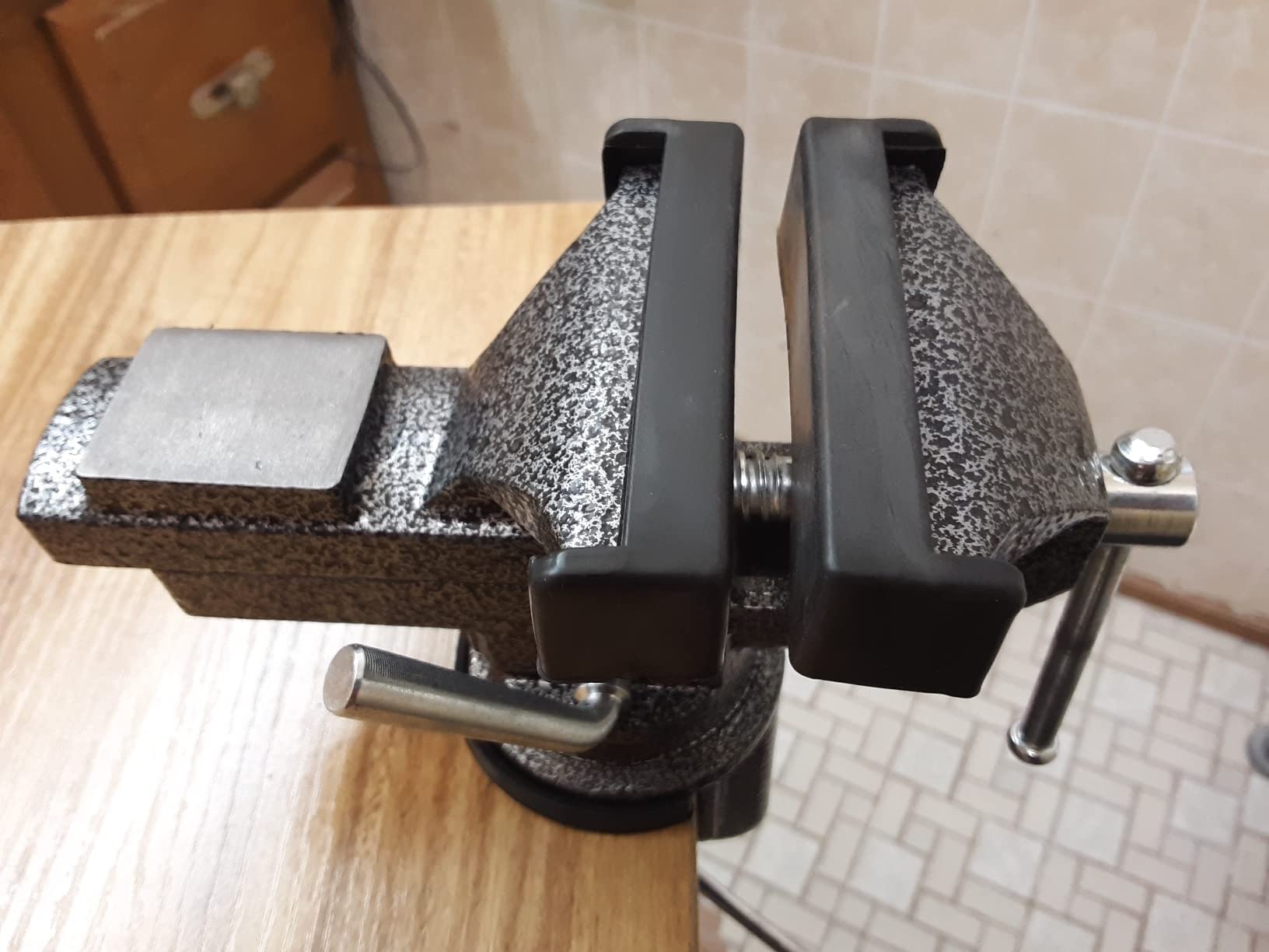 GOXAWEE Universal Bench Vise, 3.15 Inch Table Clamp, 360-Degree Swivel Base, Small Home Vice, Clamp-on Tool for Woodworking, Cutting Conduit, Small DIY Projects, Craft Creation, Sculpting and Modeling customer photo 2