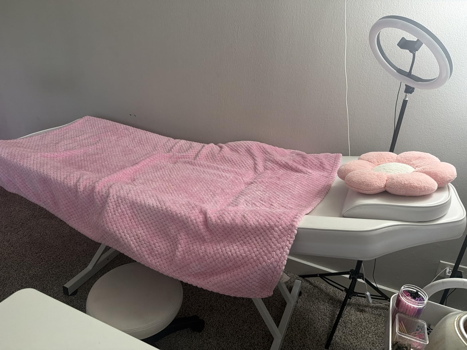 OmySalon Massage Salon Tattoo Chair Esthetician Bed with Hydraulic Stool,Multi-Purpose 3-Section Facial Bed Table, Adjustable Beauty Barber Spa Beauty Equipment, White customer photo 1