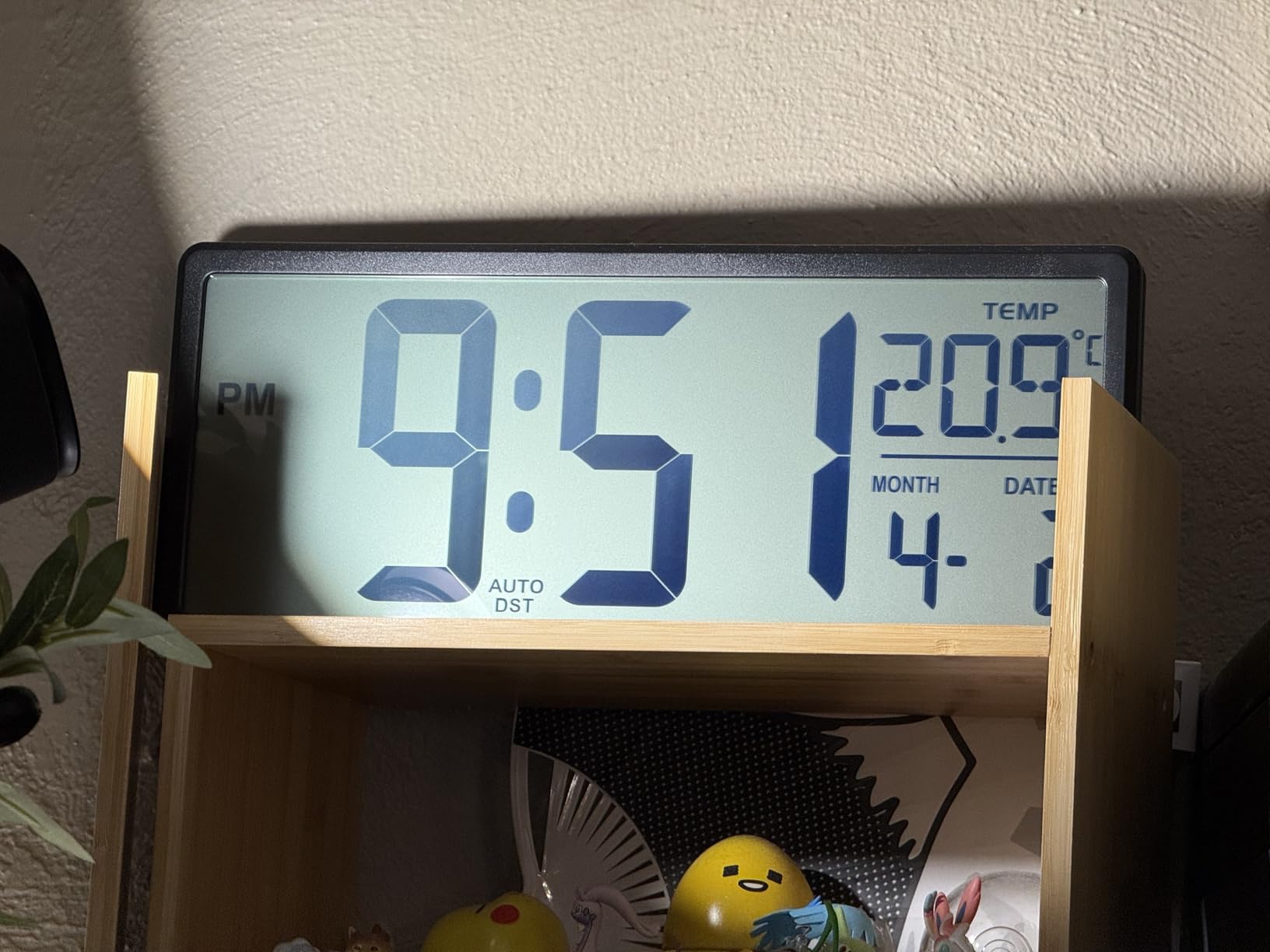 WallarGe 14.5'' Large Digital Wall Clock Battery Operated with Jumbo Numbers, Temperature and Date - Easy to Read and Set, Auto DST customer photo 2