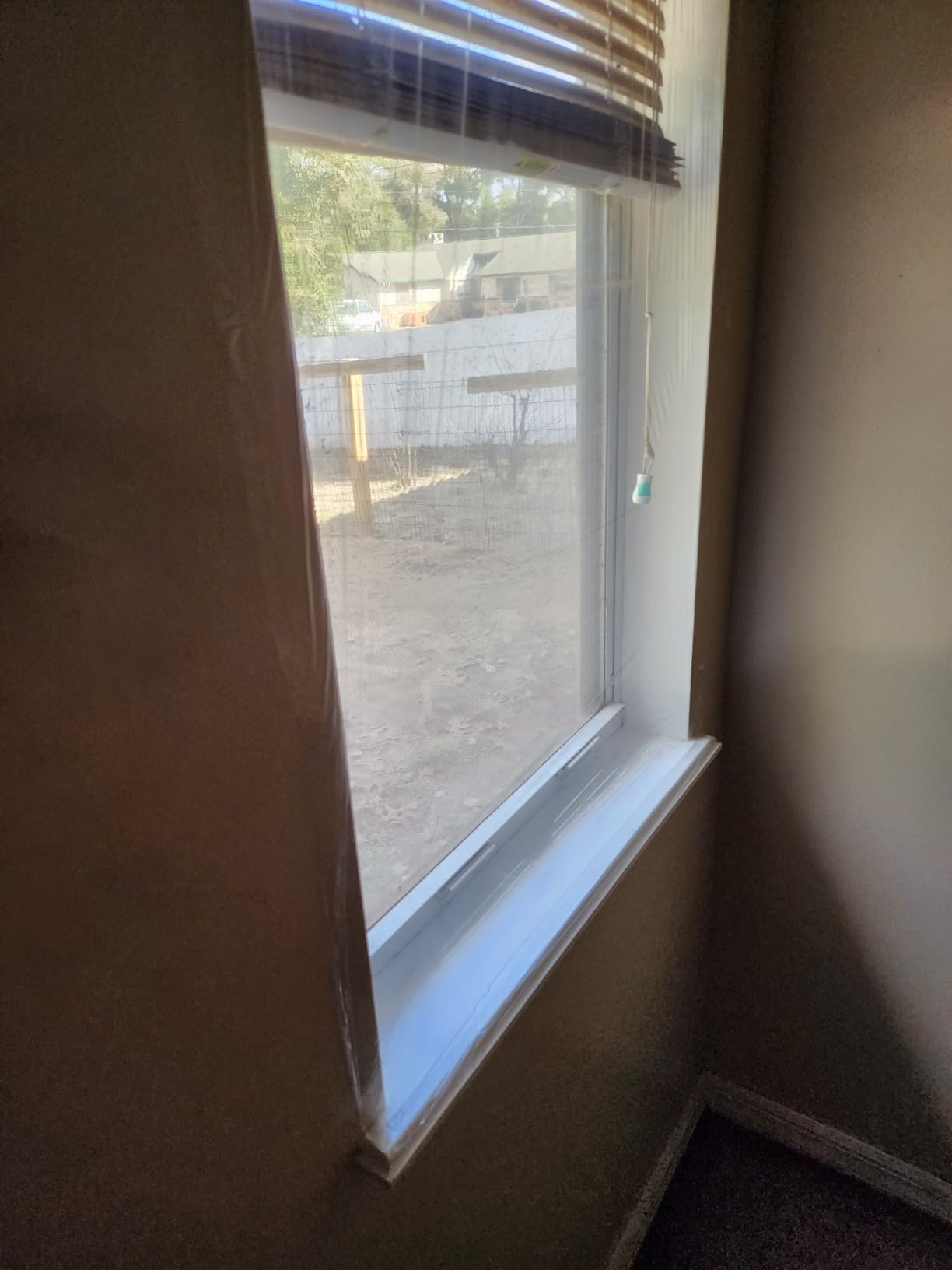 Duck MAX Strength Window Insulation Kit, Winter Window Seal Kit Fits up to 5 Windows, Heavy Duty Shrink Film, 62 In. x 210 In., Clear customer photo 2