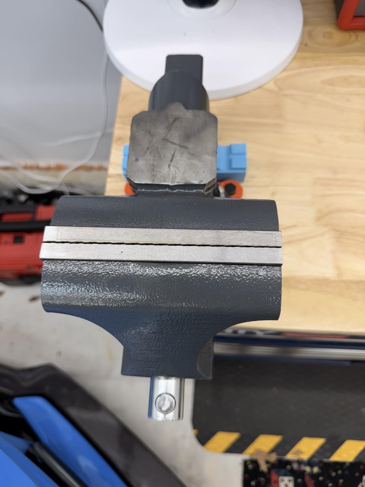 VEVOR Bench Vise, 4.5-inch Jaw Width 3.3-inch Jaw Opening, 240-Degree Swivel Locking Base Multipurpose Vise w/Anvil, Heavy Duty Cast Iron Workbench Vise w/Bolts & Nuts, for Drilling, Pipe Cutting customer photo 1