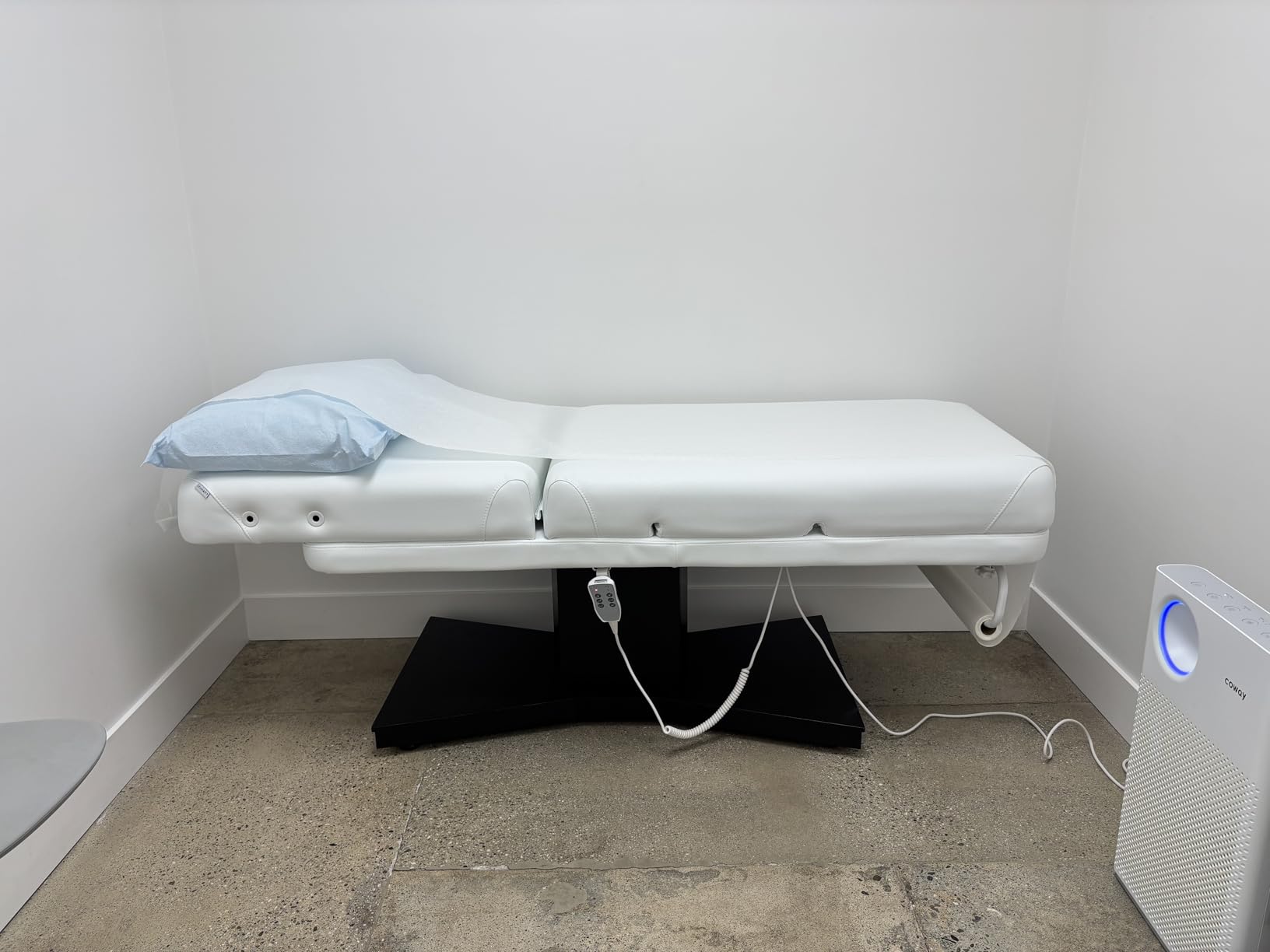 Milo 3.0 Motor (with Independent Leg Adjustment) Electric Massage & Facial Bed/Table customer photo 1