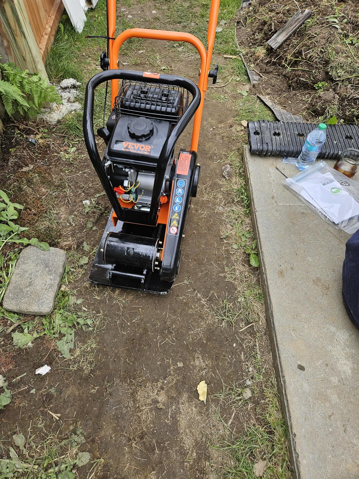 VEVOR Plate Compactor, 2.8 HP 78.5CC Gas Engine 5,250 VPM, 1,920 lbs Force Vibratory Compaction Tamper with 18.7 x 11.8 inch Plate for Walkways, Patios, Asphalts, Paver Landscaping, EPA Compliant customer photo 1