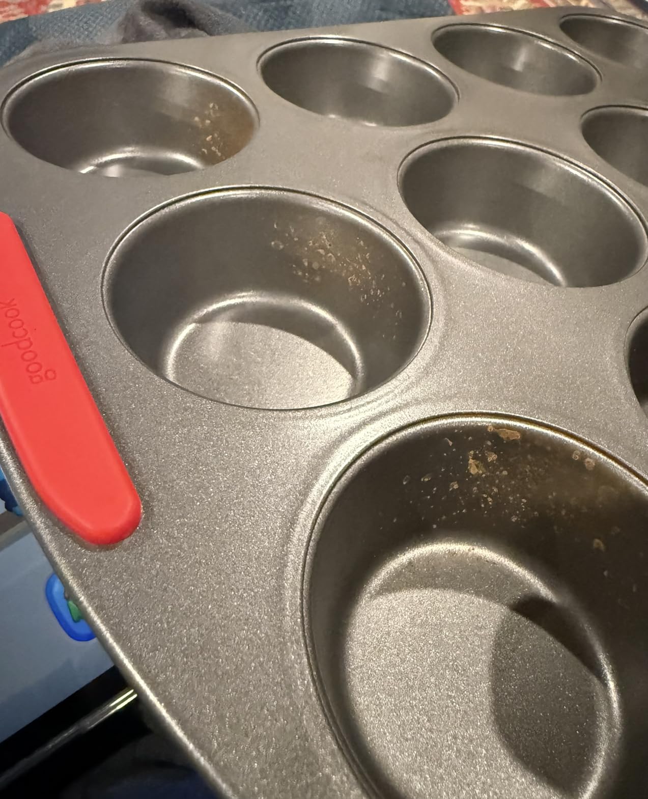 GoodCook MegaGrip 12-Cup Muffin Pan with Silicone Grip Handles Perfect for Cupcakes Durable Heavy-Gauge Steel Construction Scratch-Resistant Nonstick Coating, 15.5x10.5-Inch, Gray customer photo 1