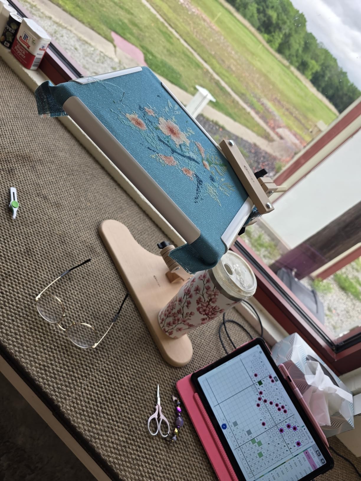 Nurge Adjustable Embroidery Floor Stand, Cross Stitch Hoop Holder, Hand Polished Natural Wood (190-5) customer photo 2