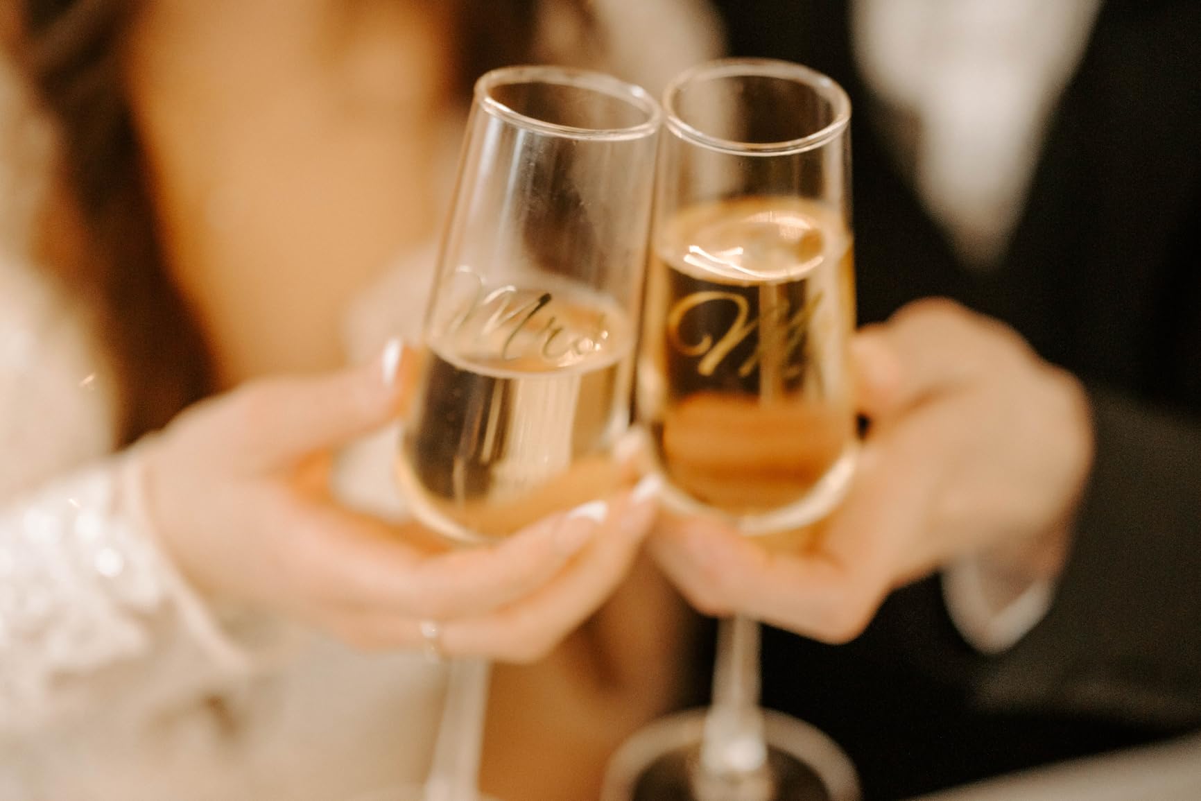 PARACITY Champagne Flutes, Champagne Glasses Set of 2, Elegant Glass Champagne Flutes, Gift for Birthday, Wedding, Christmas, Clear Sparkling Champagne Glasses for Women, Men (transparent) customer photo 2