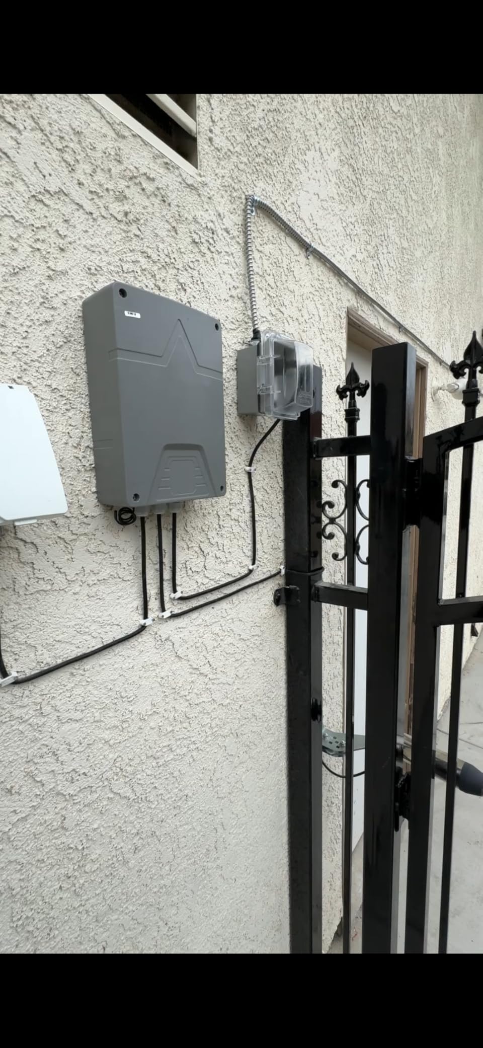 JUJIANG C01 Automatic Gate Opener with Remote Complete Kit for Swing Gate Up to 440lb 12FT per Arm, Electric Gate Openers Light Duty Dual Swing Gate Openers Automatic Gate Motor 40W AC Powered customer photo 2