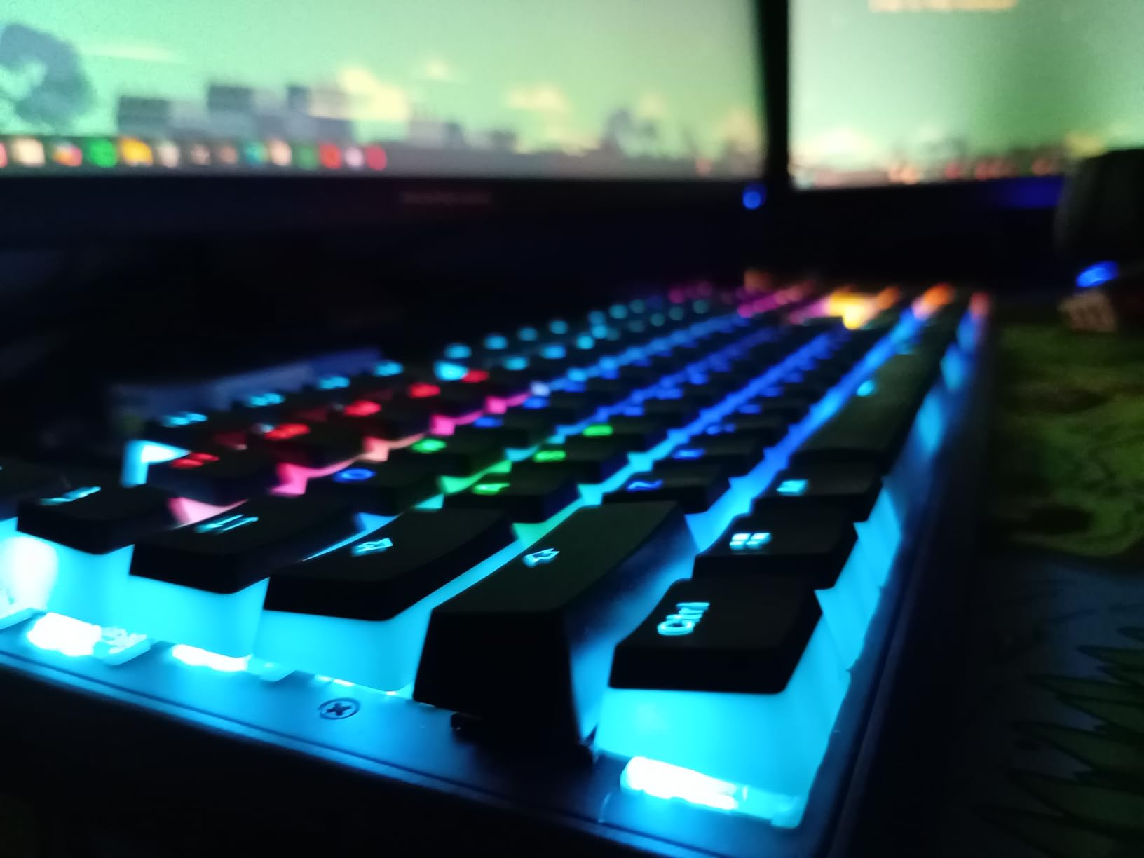 Corsair K70 CORE RGB Mechanical Wired Gaming Keyboard with Palmrest - Pre-Lubed MLX Red Linear Switches, SOCD, ABS Double-Shot Keycaps, Sound Dampening, Media Control Dial, QWERTY NA - Black customer photo 2