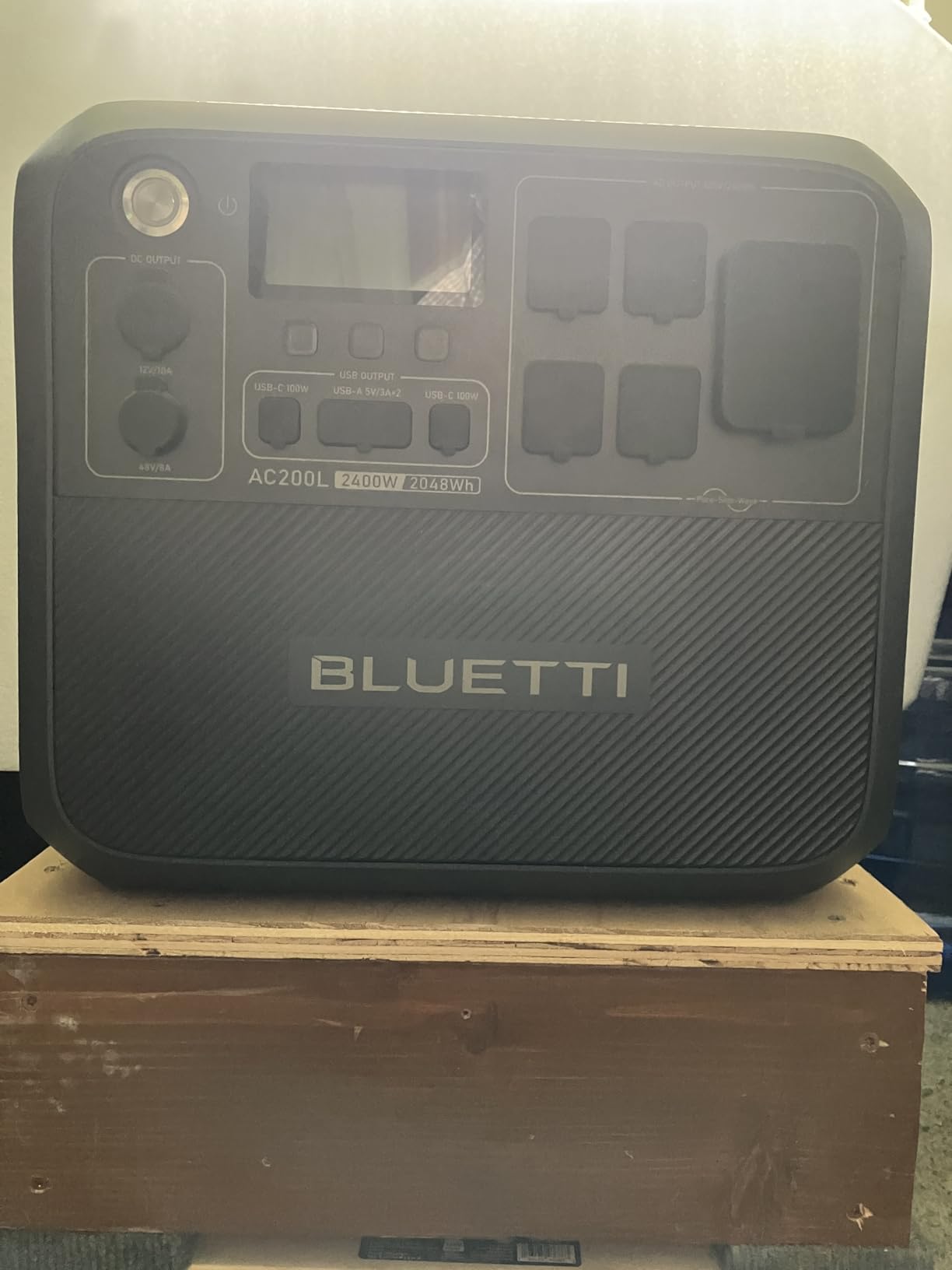 Bluetti AC200L Portable Power Station, 2048Wh LiFePO4 Battery Backup, Expandable to 8192Wh w/ 4 2400W AC Outlets (3600W Power Lifting), 30A RV Output, Solar Generator for Camping, Home Use, Emergency customer photo 1