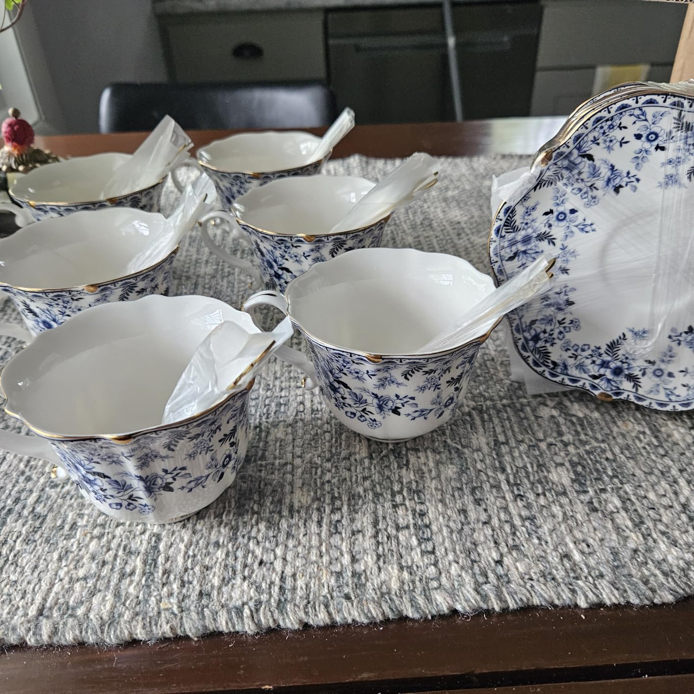 TATSUMI Country Roses Bone China Tea Cup and Saucer Set, 3 Pieces, Vintage Style, For Women and Tea Parties(QH,1 Set) customer photo 1