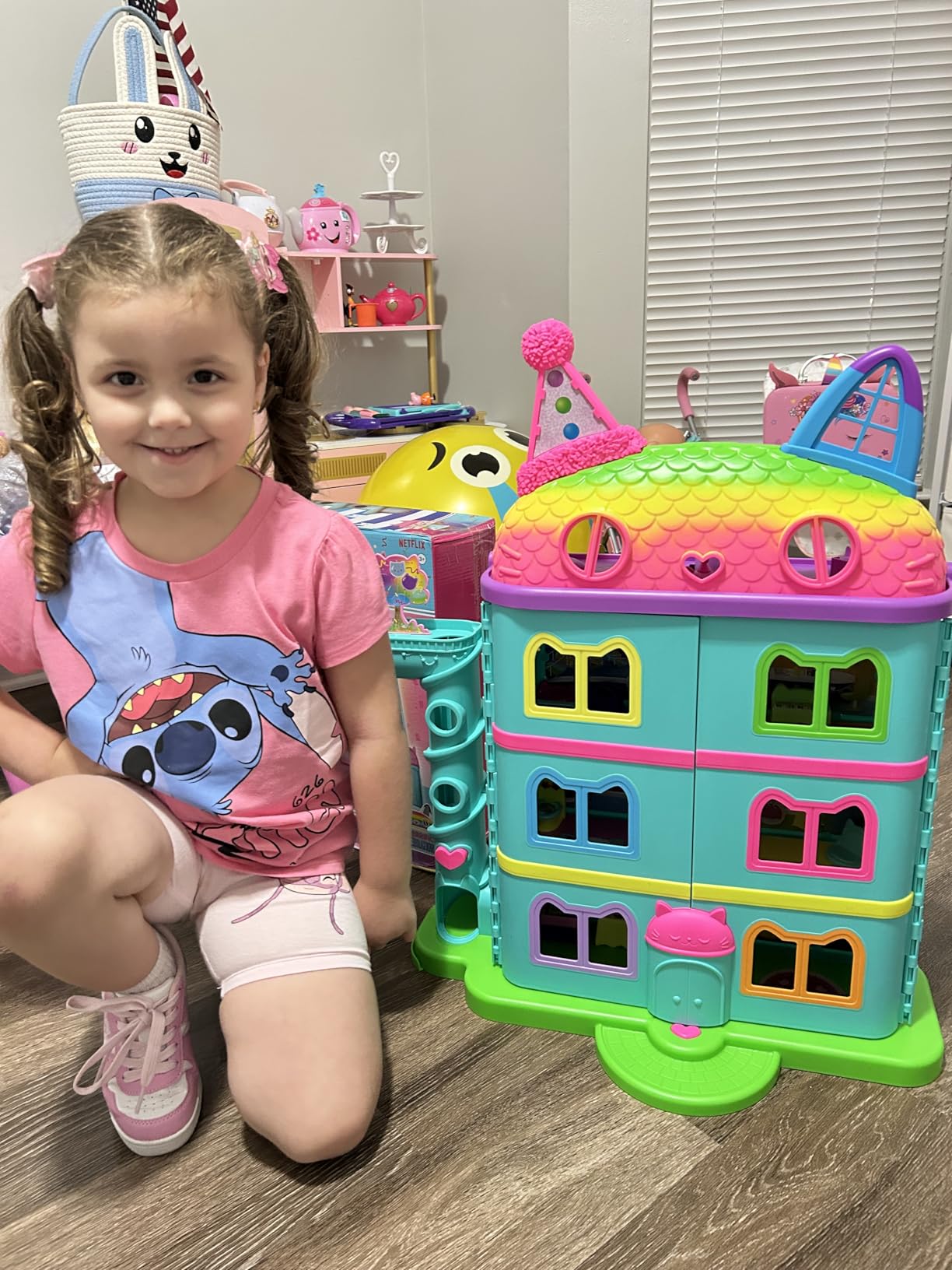 DREAMWORKS GABBY'S DOLLHOUSE, 14 Pc Celebration Dollhouse, 25-Inches Tall, with Toy Figures, Doll House Furniture & 10 Sounds, Kids Toys for Girls & Boys Ages 3+ customer photo 2