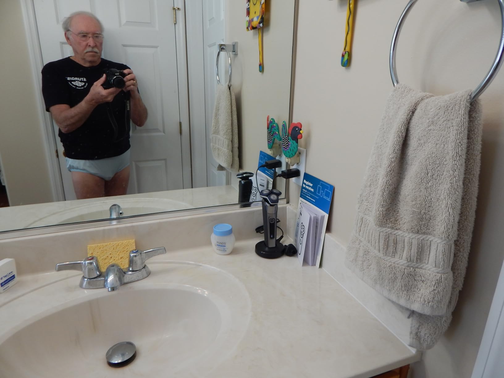 Philips Norelco Shaver 7300, Rechargeable Wet & Dry Electric Shaver with SenseIQ Technology, Pop-up Trimmer, Charging Stand, Click-on Nose Trimmer, & Travel Case, S7887/92 customer photo 2