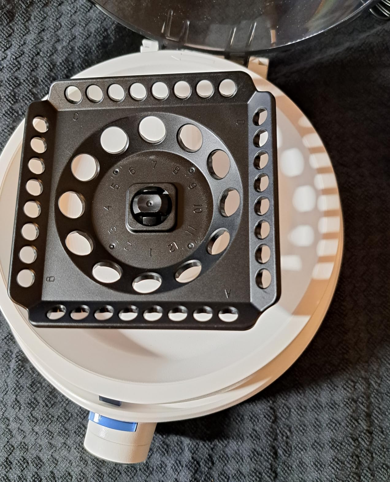 ONiLAB Scientific Mini Centrifuge 10000RPM, Lab Benchtop Centrifuge with 2-in-1 Rotor for 12 x 0.5/1.5/2.0ml and 0.2mLx32 PCR Strips or 44 x 0.2ml PCR Tubes, Timer 10s-20min, Low Noise 58dB, 100-240V customer photo 1