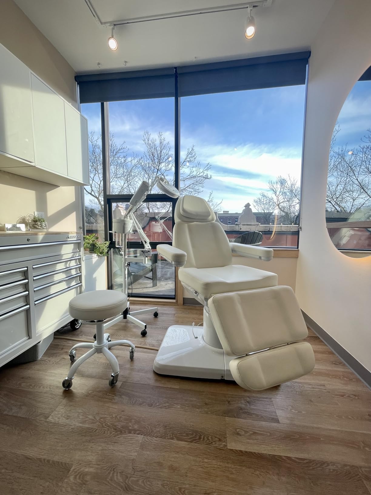 OmySalon Electrical Facial Beauty Spa Medical Treatment Bed, 120 Degree Rotation Massage Tattoo Dental Aesthetic Chair with 3 Motors & Remote Control customer photo 1