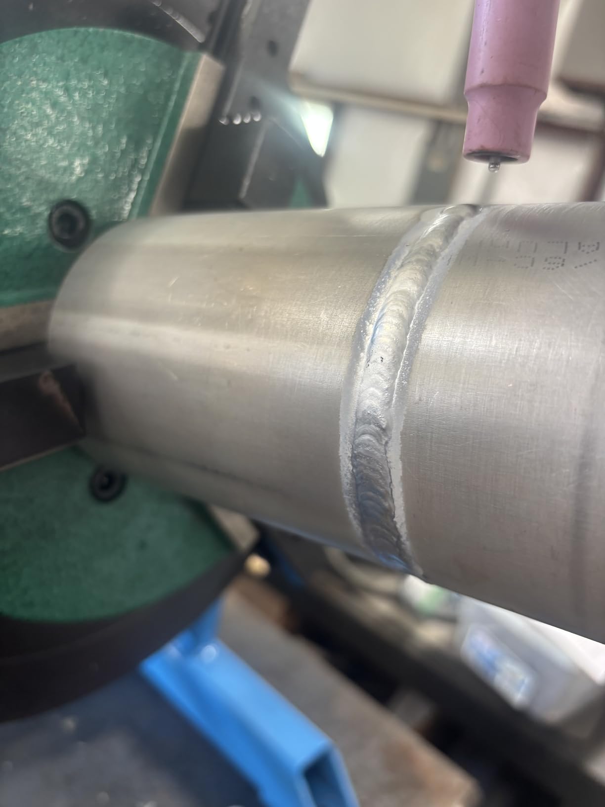 VEVOR 110V Linkage Roller for Welding, Supports 1000KG/2205LBS, Speed 80-1600 mm/min, Adjustable Diameter 25-1400mm, Includes Rotary Positioner & Torch Stand for Enhanced Welding Efficiency customer photo 1