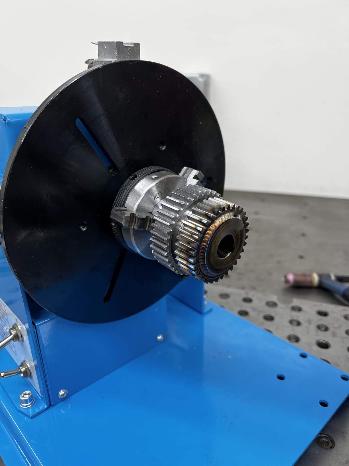 VEVOR 110V Linkage Roller for Welding, Supports 1000KG/2205LBS, Speed 80-1600 mm/min, Adjustable Diameter 25-1400mm, Includes Rotary Positioner & Torch Stand for Enhanced Welding Efficiency customer photo 2