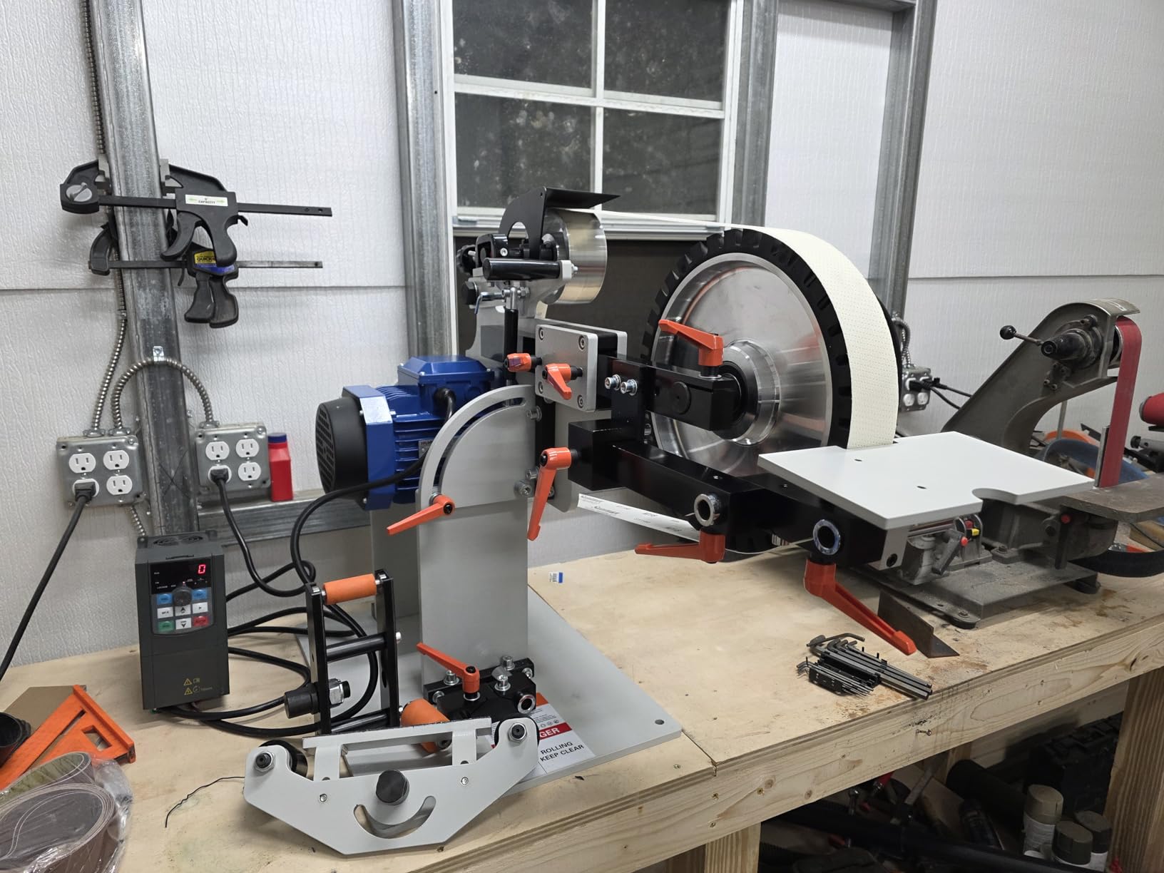 VEVOR Belt Grinder Sander, 30 x 1-Inch Variable Speed Belt Polisher with VFD, 550W Polishing Grinding Machine with 2 Grinding Moulds & 3PCS Sanding Belts for Metalworking, Knife Making customer photo 1