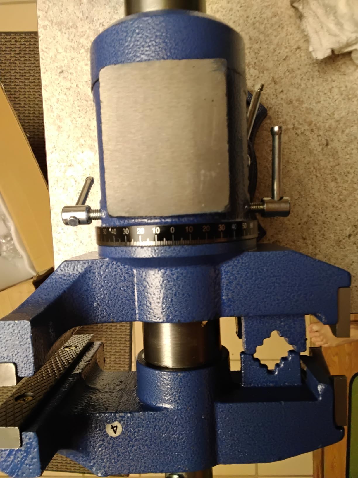 VEVOR Heavy Duty Bench Vise, 6.5 Inch Jaw Width, 5 Inch Max Opening, Multi-Purpose Ductile Iron, Anvil, 360 Degree Swivel Base, 5620 Lbs Clamp Force customer photo 1