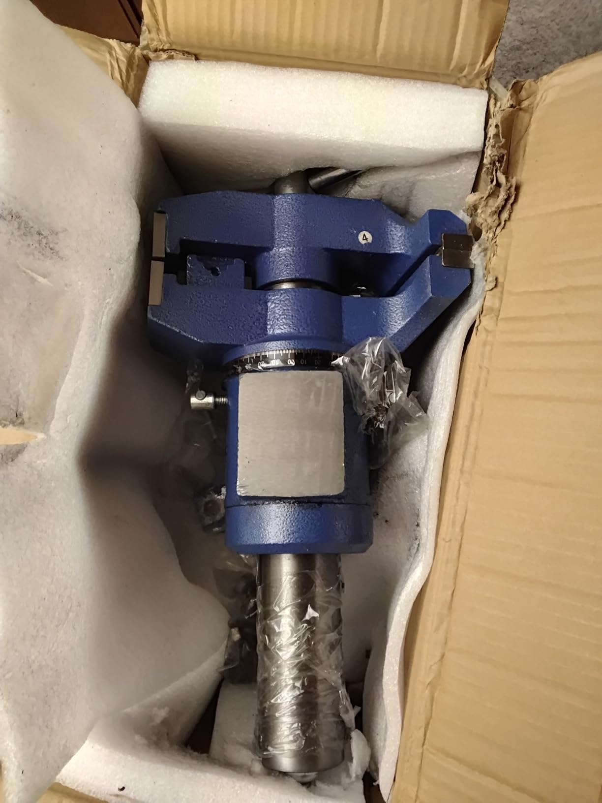 VEVOR Heavy Duty Bench Vise, 6.5 Inch Jaw Width, 5 Inch Max Opening, Multi-Purpose Ductile Iron, Anvil, 360 Degree Swivel Base, 5620 Lbs Clamp Force customer photo 2