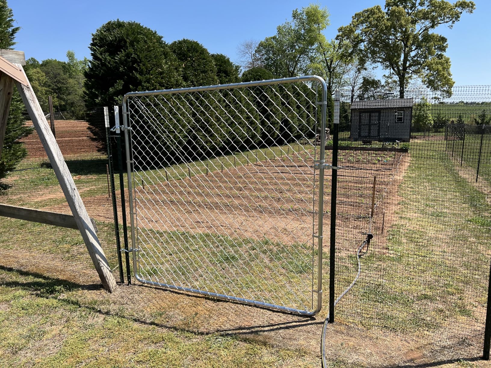 VEVOR Chain Link Fence Gate, 32 x 46 in, Adjustable Chain Link Fence Panel, Fit 2-4 ft (W) x 4 ft (H) Garden Fence Gate Opening, Rust-Resistant Galvanized Fencing Gate for Farm customer photo 2