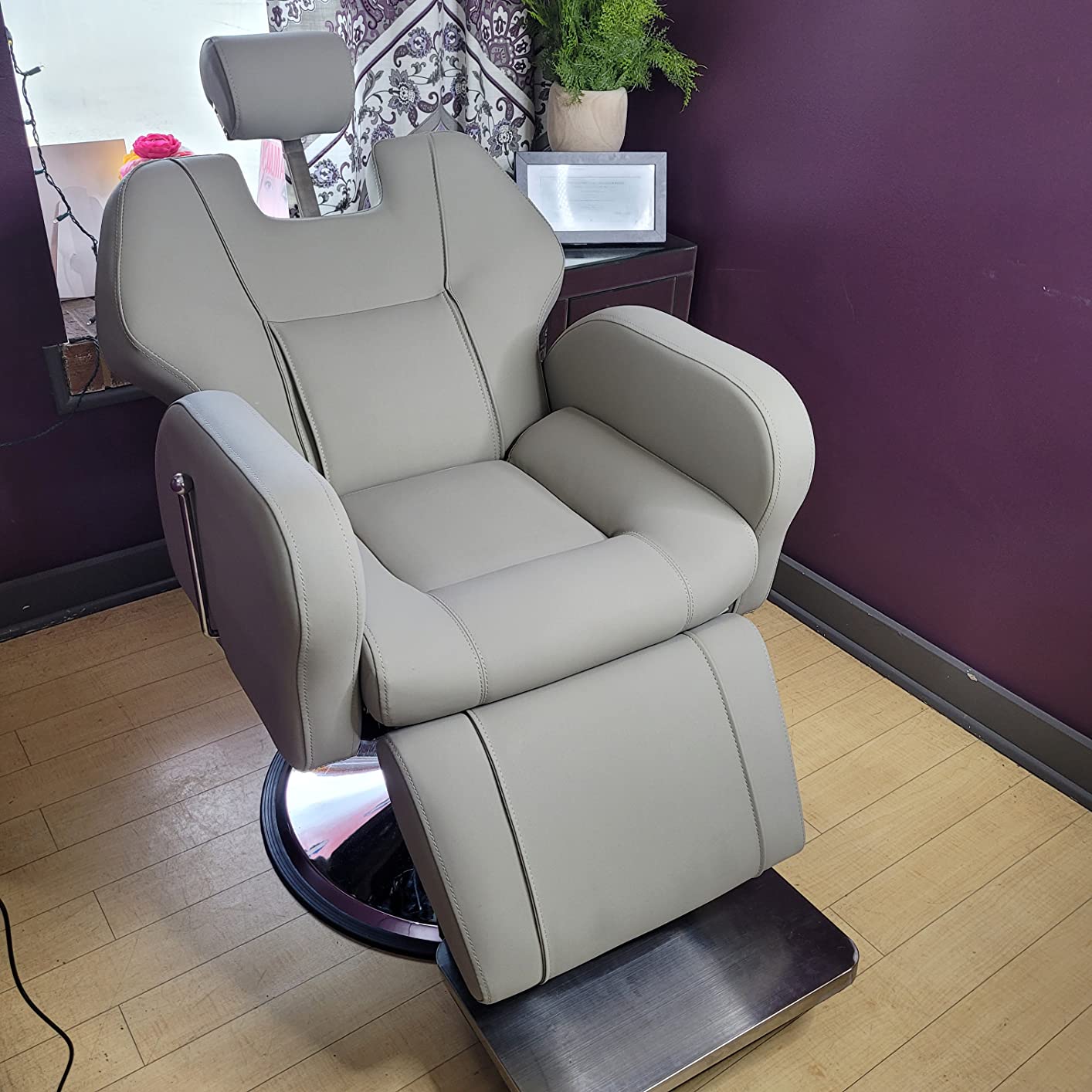 Baasha All-Black Reclining Salon Chair, Modern Hydraulic Barber Seat with Thick Cushion, Smooth Swivel, Perfect for Braiding, Tattoo, and Lash Services, 550 lbs Capacity customer photo 2