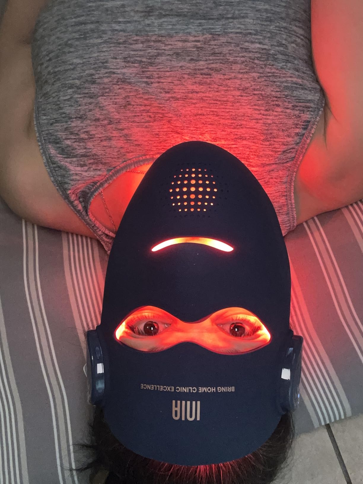 INIA Glow 4D Wireless Red Light Therapy Mask for face - Dual NIR, 320 LEDs, 4 Modes, Under-Eye Cooling, Cordless & Rechargeable LED Face Mask for Home & Travel customer photo 2