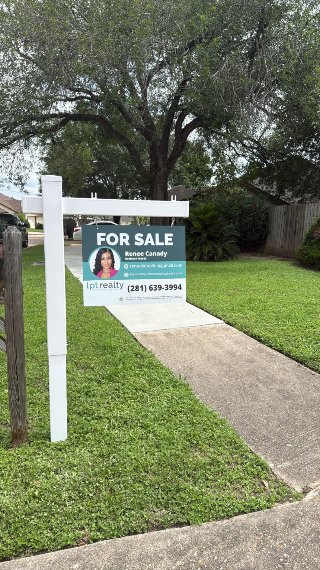 Real Estate Sign Posts Real Estate Signs Holder Realtor Sign Post 6ft Tall Made of Vinyl PVC Holds for Sale Yard Signs Up To 24 Inch (White - 24 In) customer photo 2