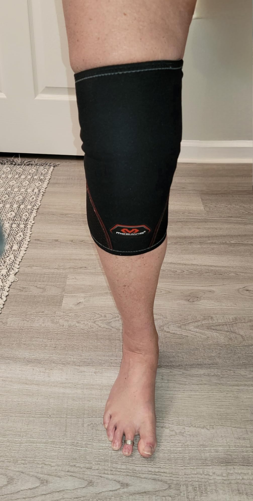 McDavid Knee Compression Sleeves. Lightweight Neoprene Support, Men/Women, for Left & Right Knee, Fits Men & Women, Includes 1 Sleeve, Black customer photo 2