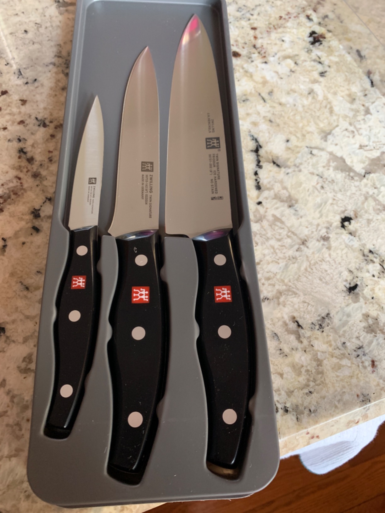 ZWILLING Twin Signature 3-pc German Knife Set, Razor-Sharp, Made in Company-Owned German Factory with Special Formula Steel perfected for almost 300 Years, Dishwasher Safe customer photo 2