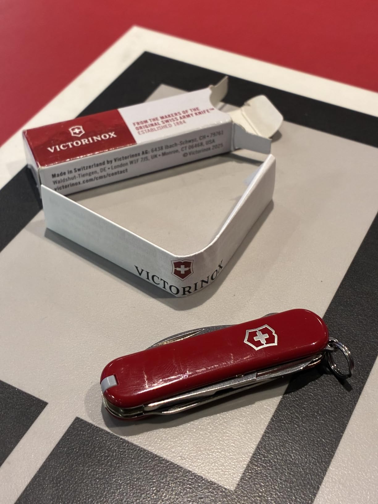 Victorinox Rambler Swiss Army Knife, 10-Function Pocket Knife, Red customer photo 1