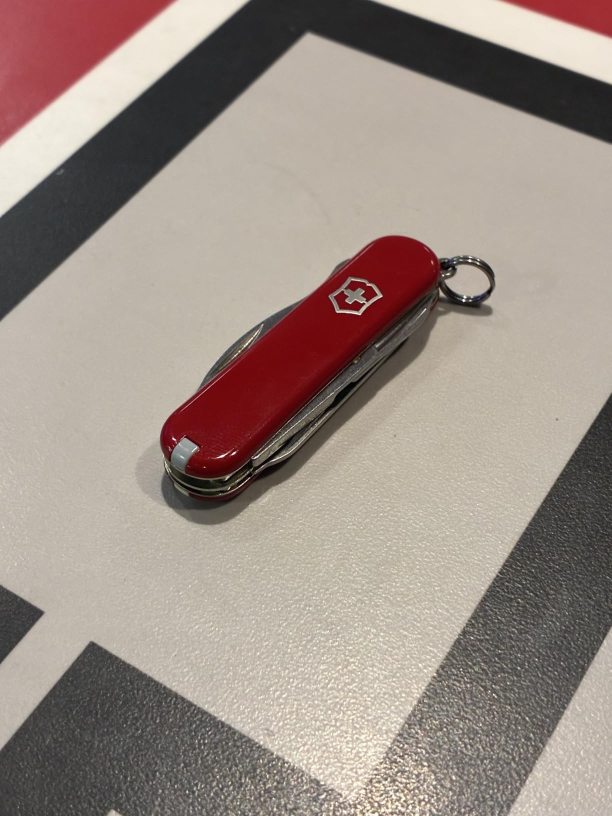 Victorinox Rambler Swiss Army Knife, 10-Function Pocket Knife, Red customer photo 2